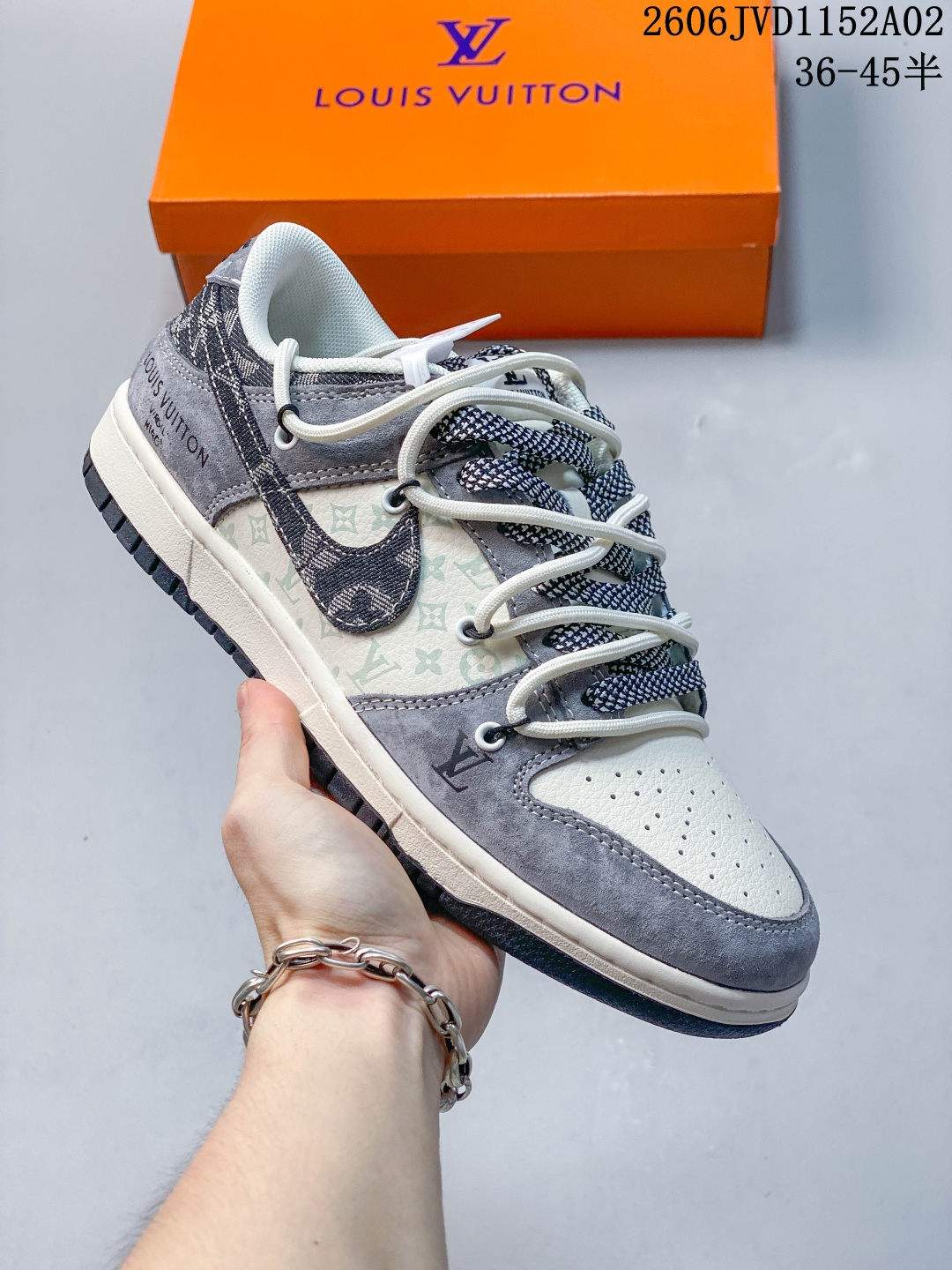 Louis Vuitton x Nike Dunk Low 双拼涂鸦 此款主张打破传统的工业化流水线设计限制,以Made by ideas的超级创意为理念,集结众多潮流设计师,结合时下最ing潮流风尚,为潮流爱好者打造彰品自我的专属潮品.同时尊重每个年轻人对于潮流的理解与选择,主张“让每个年轻人塑造自己的潮流”. 货号: CX5050-Y18 JVD1152A02