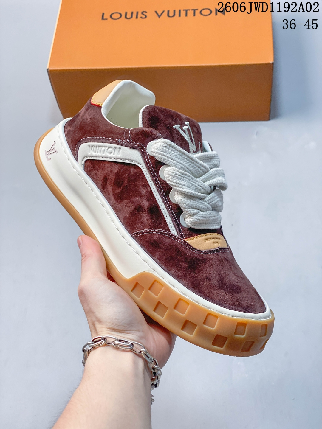 出货，版 LV饼干棕色 LOUIS VUITTON Tilted 绒面小牛皮 圆头系带 黑色 完美还原1比1版型，大头，后跟小眼镜，采用生胶加高弹PU大底，头层猪八刷色感鞋面，空胶！ 货号：1AJ 尺码：36-46（无） 06JWD1192A02 image 1
