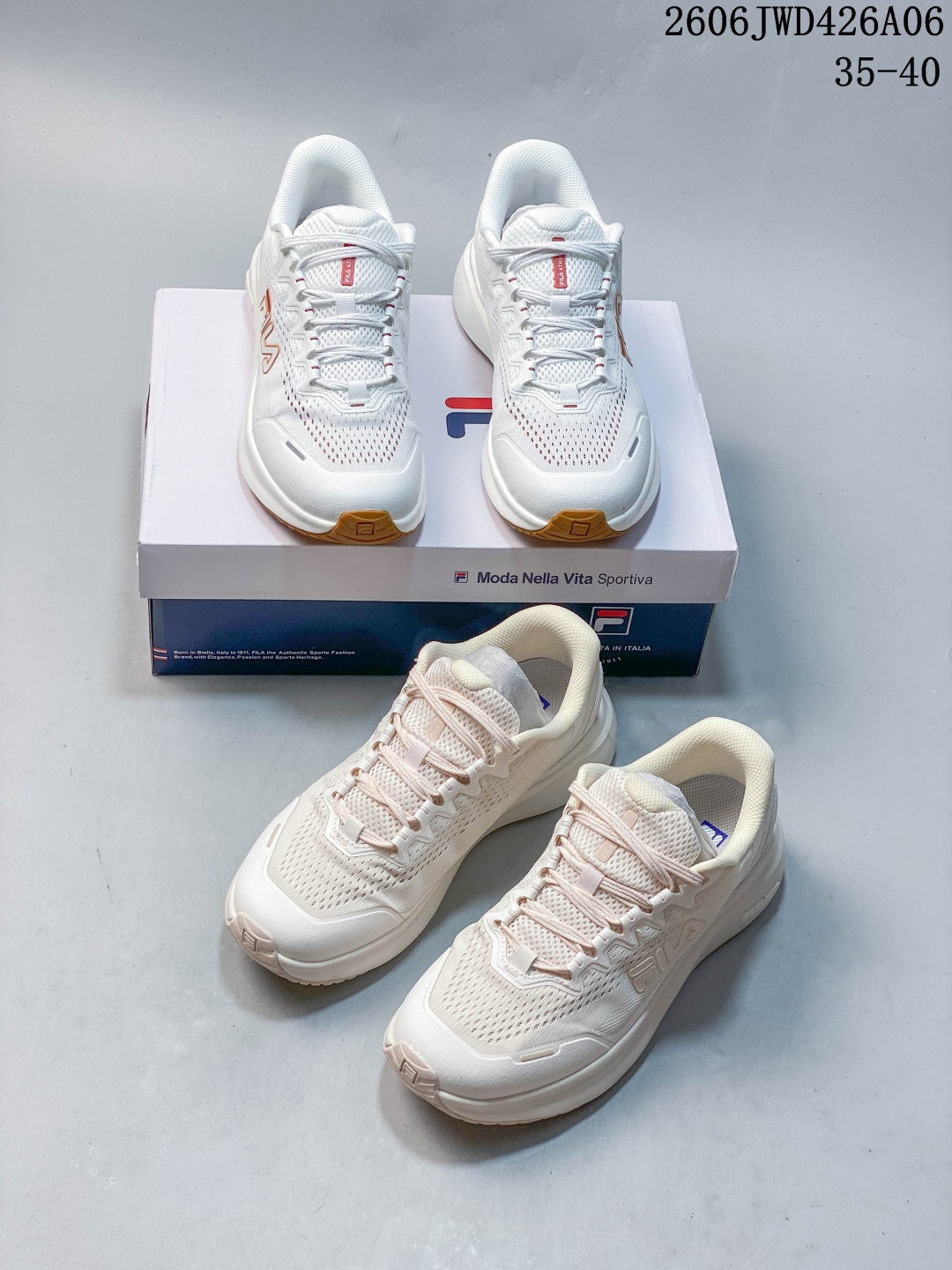 FILA PEBBLE SANDAL 时尚潮流 舒适透气 复古系列 多层次玛丽珍绑带设计 鞋面采用革料和网布拼接增加整体透气性和舒适度 中底搭载FILA PIUMAX 轻舒发泡科技 轻弹舒适 出街无负担 06JWD426A06 image 1