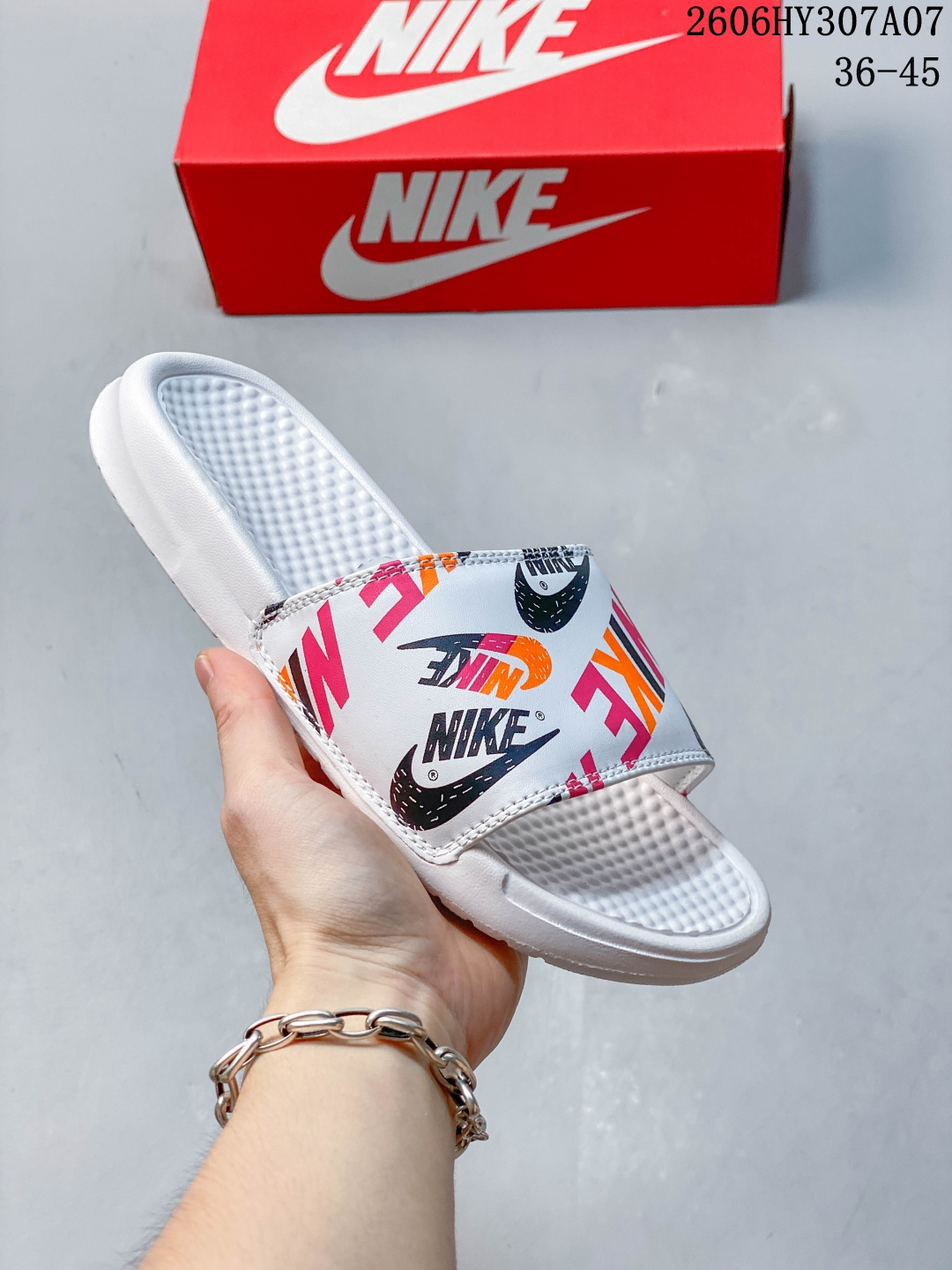 ️ Nike CALM Slide 经典运动拖鞋时尚厚底增高男女人字拖鞋 沙滩鞋，拖鞋的外观十分吸引人，融合了舒适与时尚的元素，延续了简约独特的美学风尚，一体式的设计在打破传统设计风格的同时，具有高辨识度及质感。拖鞋的设计独具特色，依旧由兼具轻便性和耐用性的EVA泡沫打造，采用了优质的椰子革材质，具有防滑、耐磨、舒适等特点。该鞋履鞋面拥有舒适的泡沫内层，给脚带来舒适的支撑。鞋底上的沙漠沙质设计，使其具有良好的抓地力，能够适应各种场合的需求，为日常穿着提供良好的穿着体验。 类型：男女鞋 货号：DX4816 SIZE：36 37.5 38 39 40 41 42 43 44 45 ID：SCLLCB 06HY307A07 image 1