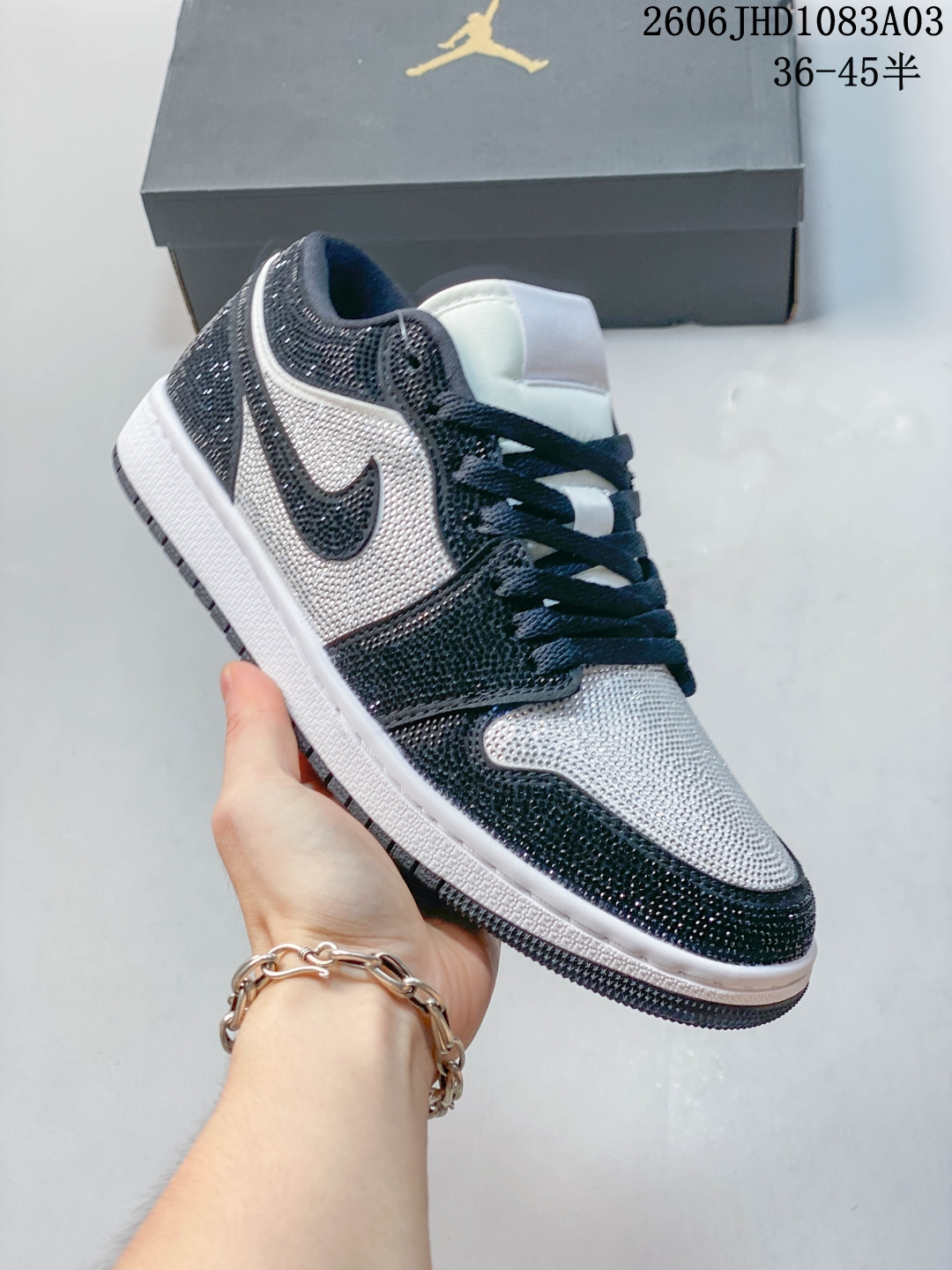 👟实拍 烫钻工艺 Nike Air Jordan 1 Low 砖石黑 周身满钻点缀，奢华耀眼定制配色！头层Air Jordan 1 Low “Black Toe” 钻石低帮 但确实增加了一些小调整。白色皮革作为基础，而白色皮革和黑色正绒面革的组合，代替高帮上使用的标准黑色皮革，突出了重点。此外还有一些替代品牌的设计白色的鞋舌，上出现一个黑色的Jumpman标志，鞋跟处有一个同色调的“飞翼标志，而鞋舌处则提供额外的白色 货号：DC0774-101 B1S5 Size：36～45半 06JHD1083A03 image 1
