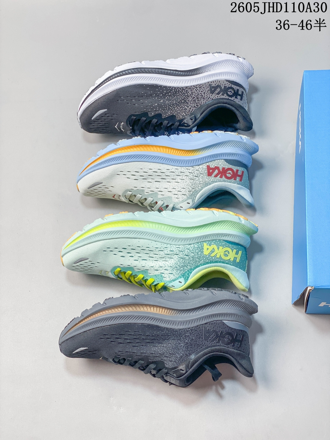 HOKA M KAWANA 配色 这个品牌来自于新西兰的毛利语，HOKA表示大地，ONE ONE表示飞越，连起来就是飞越地平线，ONE ONE不是读作“万万”，正确读法是“欧尼欧尼”。 HOKA在超厚中底方面的积累，让它跑在了其他厂商的前面，推出的跑鞋以缓震和轻量的优势，得到,众多跑者的青睐 货号:1123163 尺码:36 36.5 37.5 38 38.5 39 40 40.5 41 42 42.5 43 44 45 46 编码：103326 05JHD110A30 image 1