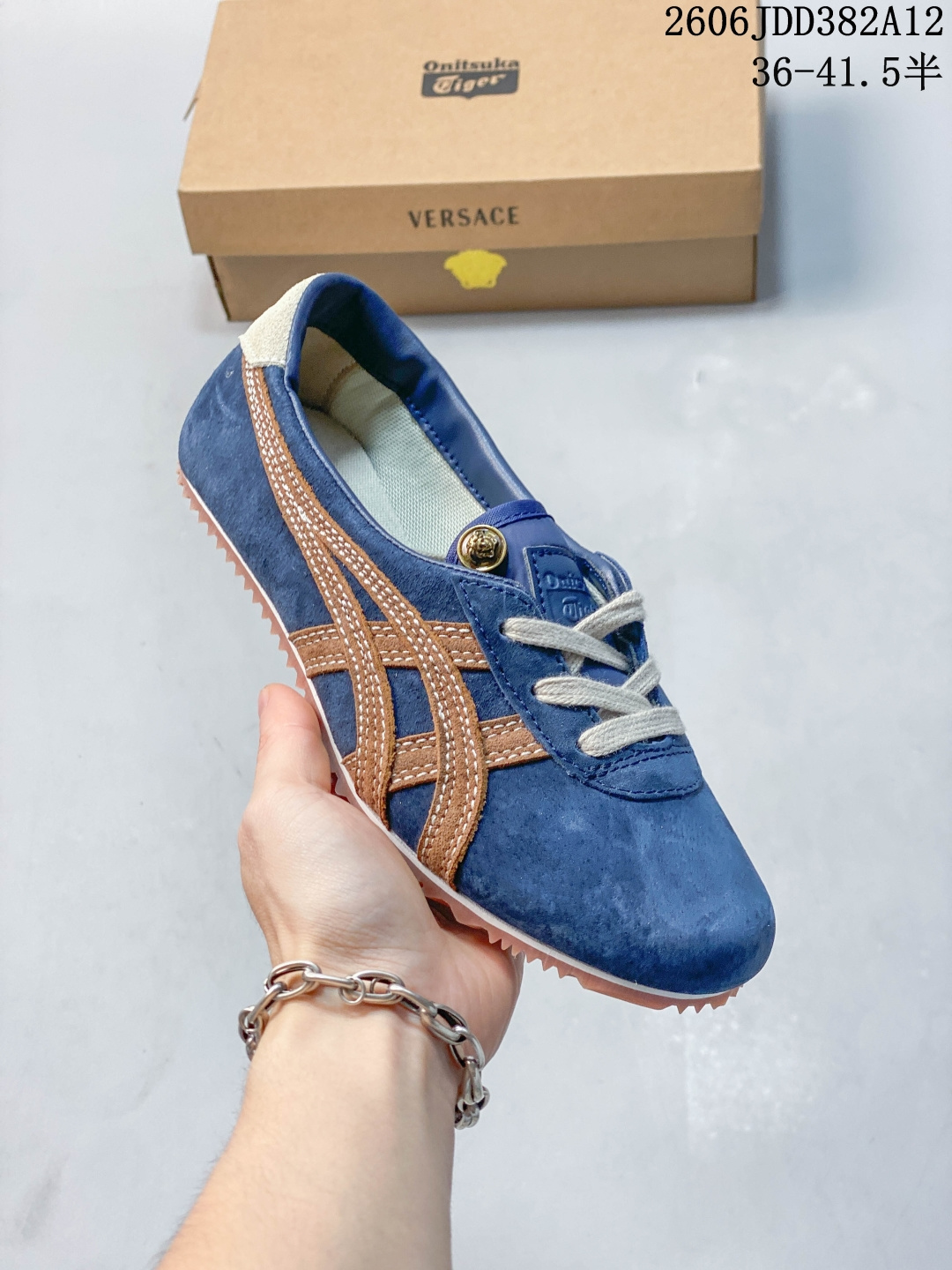VERSACE × Onitsuka Tiger 联名款 Tai-Chi Sakura 牛皮革绒面革 圆头系带 低帮 生活休闲鞋 女款 棕色 这双VERSACE与Onitsuka Tiger的联名款Tai-Chi Sakura休闲鞋，融合了两大品牌的经典美学。联名源于意大利奢侈品牌（由创始人詹尼· Gianni Versace 创立）与日本运动经典品牌Onitsuka Tiger的创意碰撞，旨在将意式奢华设计与日式运动精髓相结合。鞋款采用棕色调的牛皮革与绒面革，呈现独特质感。此次合作是品牌间的创意对话，为经典鞋型Tai-Chi注入了的精致格调，创造出兼具时尚感与舒适度的生活休闲单品。 尺码：36-41.5含 06JDD382A12 image 1