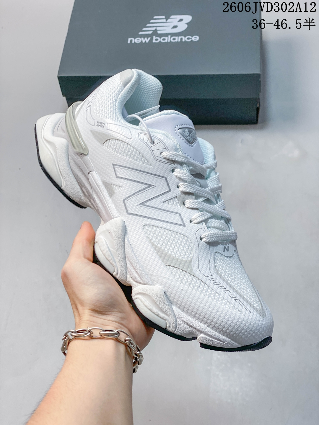 New Balance 9060系列 新百伦 复古休闲运动慢跑鞋 鞋面大身由空间双格及磨砂鞋面拼接而生 采用大面积网眼以及麂皮材质覆盖鞋身 还原经典气质 搭载ABZORB避震科技 由泡沫聚酯制成 上脚可以有效减少由鞋底反弹对身体及双腿的冲击力 货号:U9060622 尺码：如图 编号：D23340609 06JVD302A12 image 1