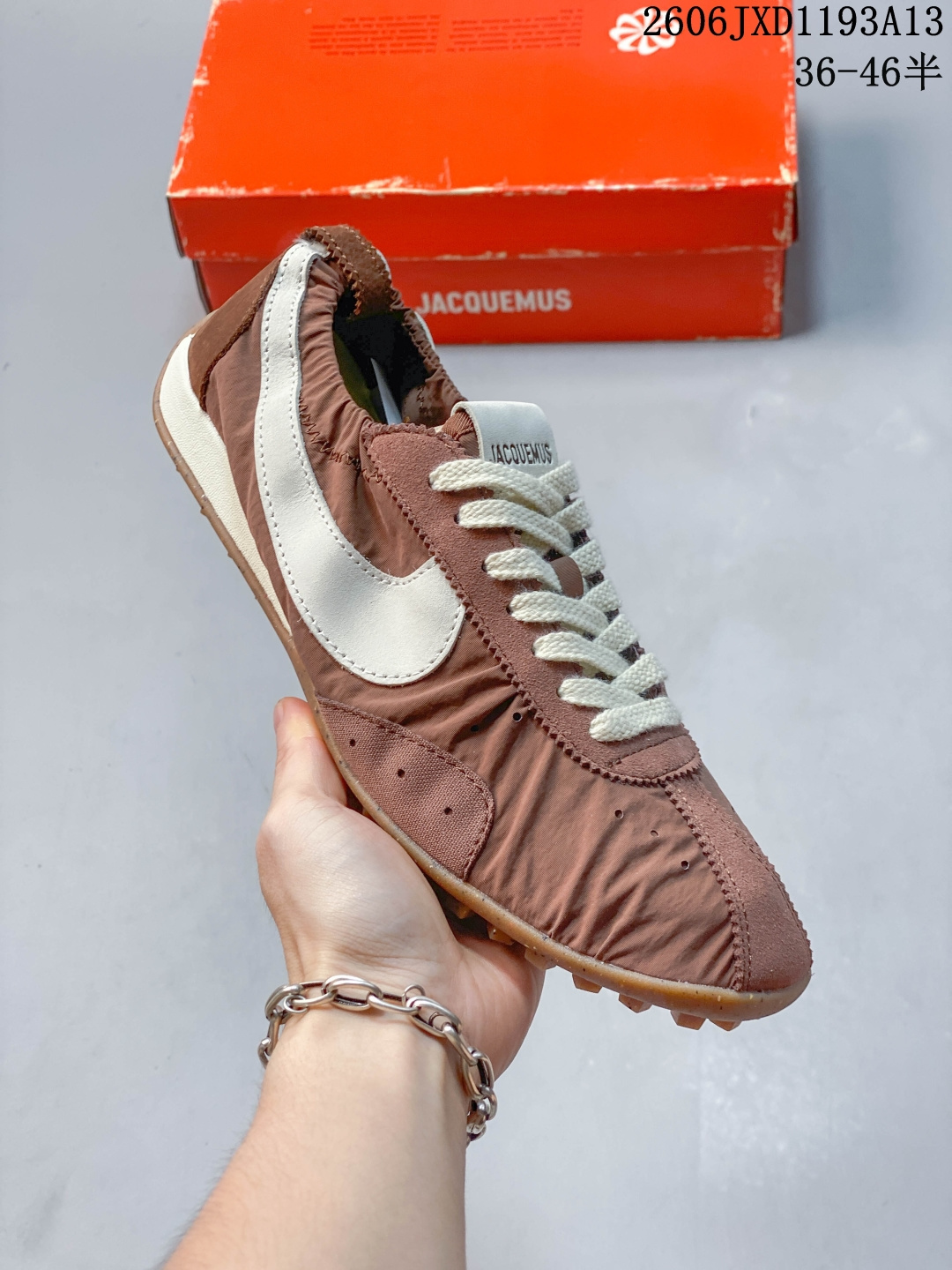 【】Jacquemus x Nike Jacumoon 舒适 低帮生活休闲鞋 货号：HV8547-001 Nike和Jacquemus再度联手 鞋型高度还原了元年版的复古轮廓 细节点上在终于原味的基础上于鞋口处加入了松紧带设计 提升了穿脱的便捷性与贴合度 鞋身两侧是宽大的复古 Swoosh，而鞋舌上则点缀着专属的JACQUEMUS 标记，彰显联名 尺码：35-46半 06JXD1193A13 image 1