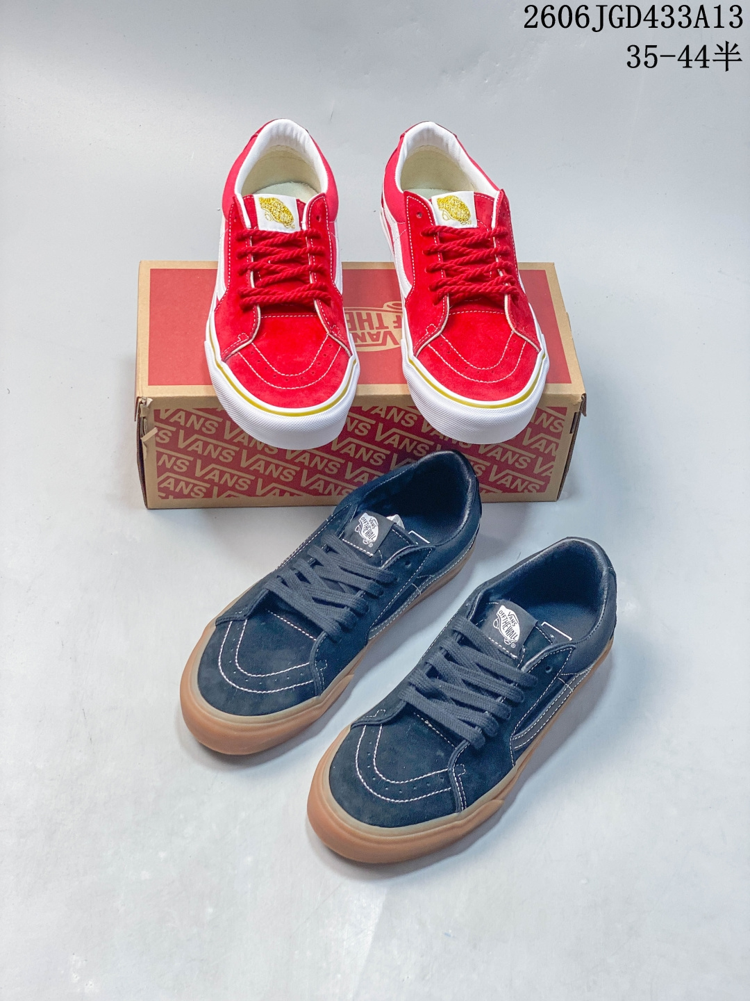 Vans Sk8-Low 黑生胶 海外代购 黑色复古街头生胶牛筋底 Size：35 36 36.5 37 38 38.5 39 40 40.5 41 42 42.5 43 44 工艺：硫化1:1（重量1:1、、原钢印、材质标、鞋型标、合格证） 06JGD433A13 image 1