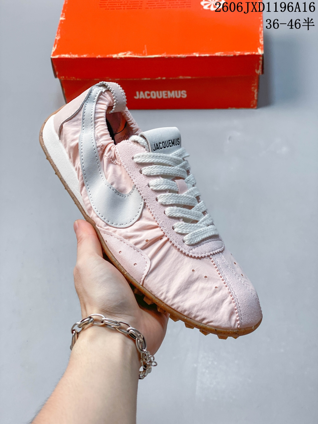 【】Jacquemus x Nike Jacumoon 舒适 低帮生活休闲鞋 Nike和Jacquemus再度联手 鞋型高度还原了元年版的复古轮廓 细节点上在终于原味的基础上于鞋口处加入了松紧带设计 提升了穿脱的便捷性与贴合度 鞋身两侧是宽大的复古 Swoosh，而鞋舌上则点缀着专属的JACQUEMUS 标记，彰显联名，女鞋 货号：HV8547-601 Size：36-40半 06JXD1196A16 image 1
