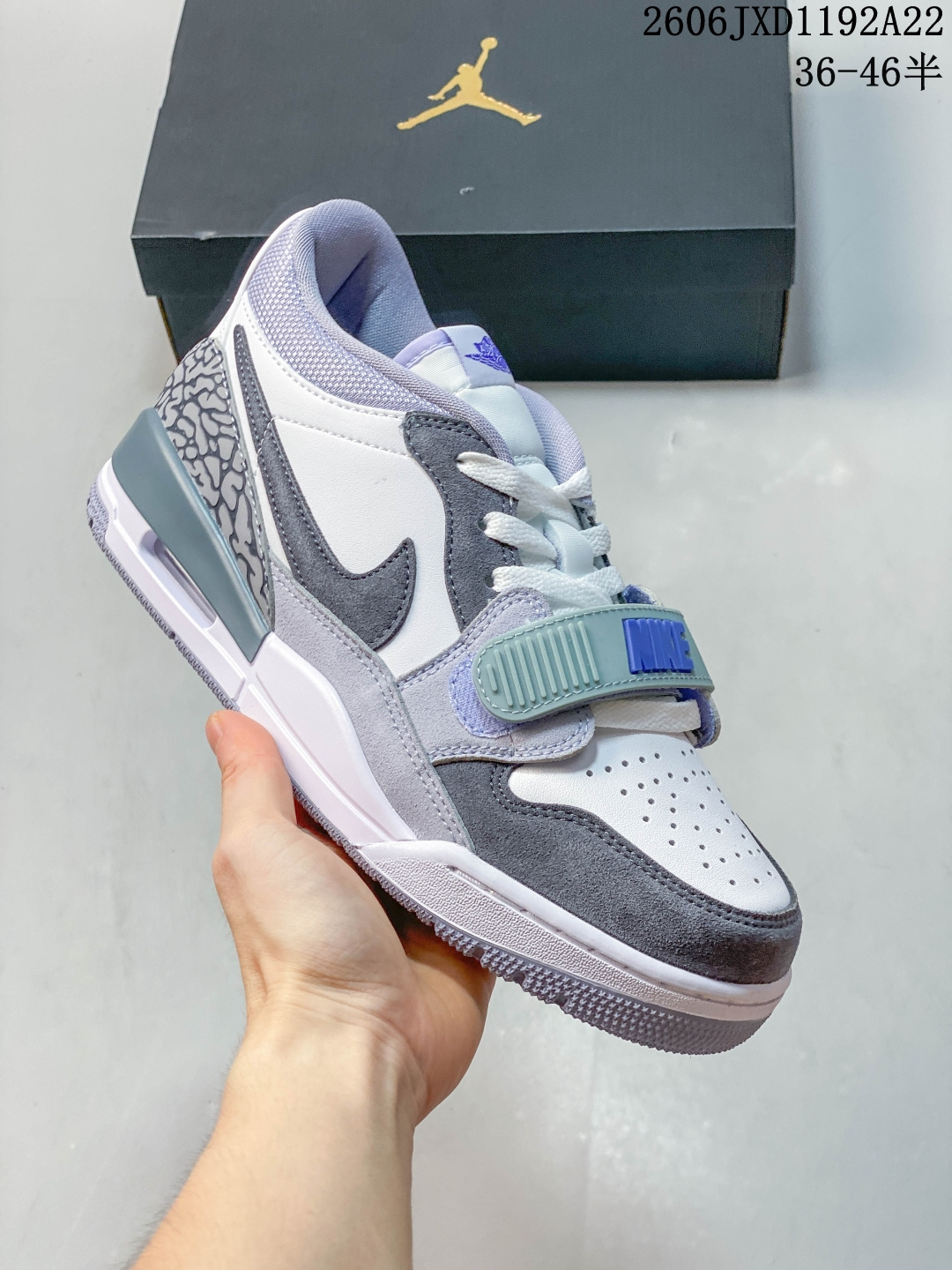 Air Jordan Legacy 312 Low 低帮 灰黑 AJ312 乔丹312代 低邦 黑灰 乔丹篮球鞋系列 号称“最强三合一”的Air Jordan Legacyt 312 Low，自然有着交错结合的设计，它的名字就展现出它所包含的鞋款元素，312分别对应了Air Jordan 3、Air Jordan 1 和 Air Trainers 2，将这三双经典又有不俗人气的鞋款融合，“最强三合一” 的名称由此得来。 货号：CD7069-108 尺码：36 36.5 37.5 38 38.5 39 40 40.5 41 42 42.5 43 44 44.5 45 46 06JXD1192A22 image 1