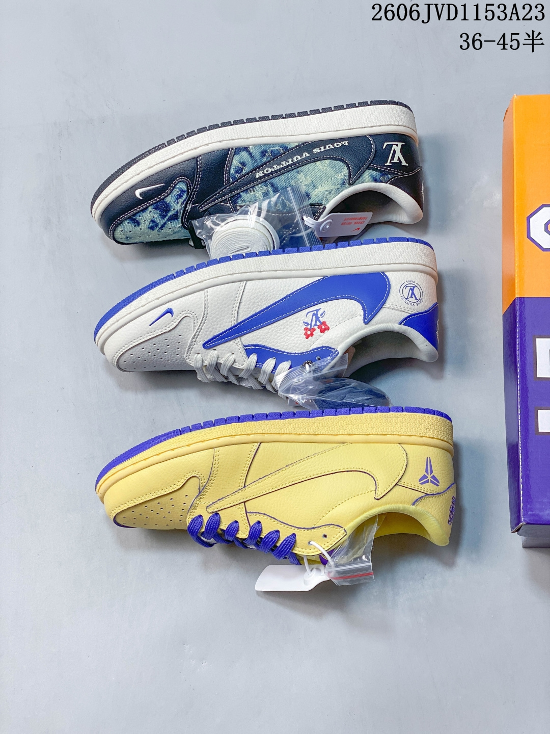 乔丹Fragment x Travis Scott xDior Air Jordan 1 Low 三方联名倒钩，整双鞋以全荔枝皮打造，腰身搭配白色「倒勾」，再点缀上Travis Scott 标志性的Logo，后跟处以藤原浩最拿手的蓝色为主色调，完善极具Fragment Design的白蓝黑设计风格，左右脚分别以Travis Scott鬼脸和乔丹飞翼加以修饰，彰显出三方联名的奢华格调 尺码： 36 36.5 37.5 38 38.5 39 40 40.5 41 42 42.5 43 44 45 货号：LD2028-045 06JVD1153A23 image 1