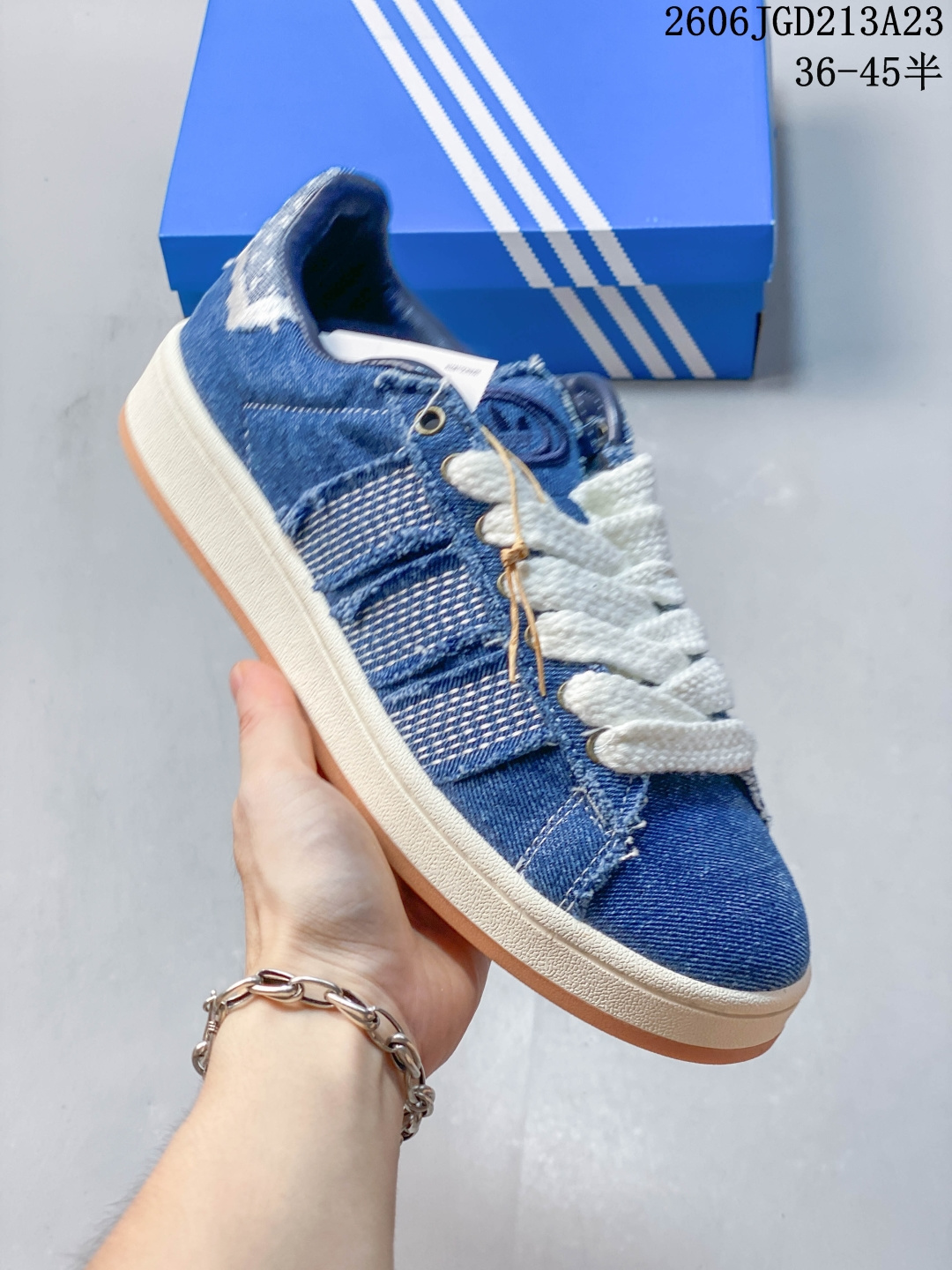 Adidas Campus 00s 复古潮流休闲面包鞋 生生不息的经典之作，透气网面面料，质感满满。加厚了中底，提供出色的缓震性和抓地力。时尚舒适百搭，小红书热门款！ 货号：HQ9261 Size：36一45 06JGD213A23 image 1