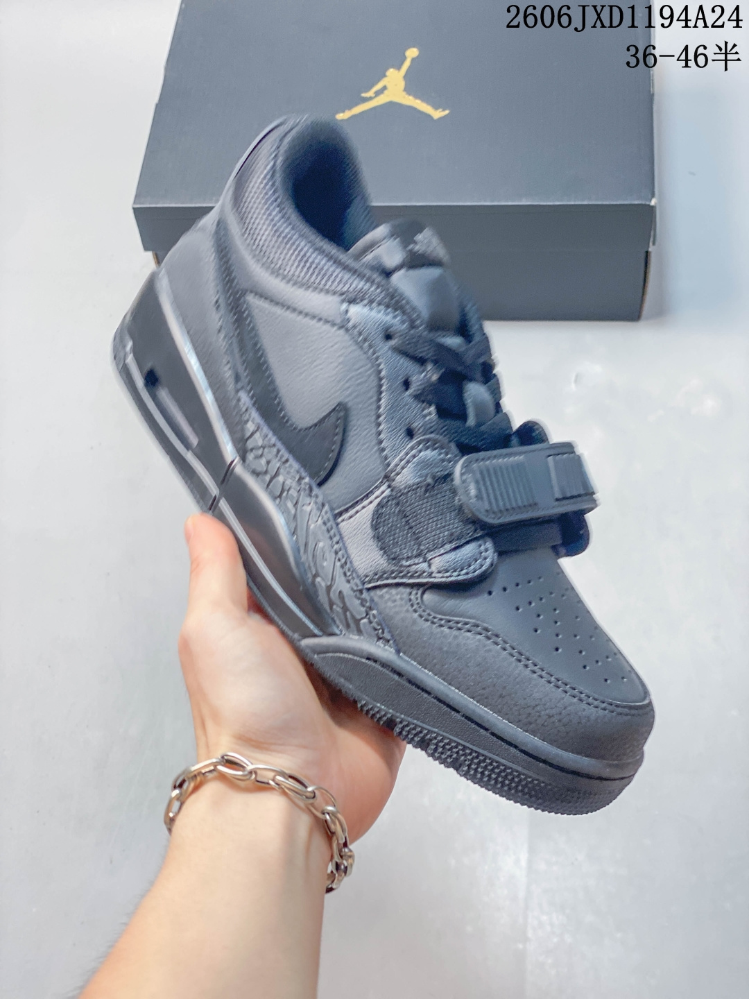 Air Jordan Legacy 312 Low 低帮 全黑 AJ312 乔丹312代 低邦 黑灰 乔丹篮球鞋系列 号称“最强三合一”的Air Jordan Legacyt 312 Low，自然有着交错结合的设计，它的名字就展现出它所包含的鞋款元素，312分别对应了Air Jordan 3、Air Jordan 1 和 Air Trainers 2，将这三双经典又有不俗人气的鞋款融合，“最强三合一” 的名称由此得来。 货号：IQ9784-001 尺码：36 36.5 37.5 38 38.5 39 40 40.5 41 42 42.5 43 44 44.5 45 46 06JXD1194A24 image 1