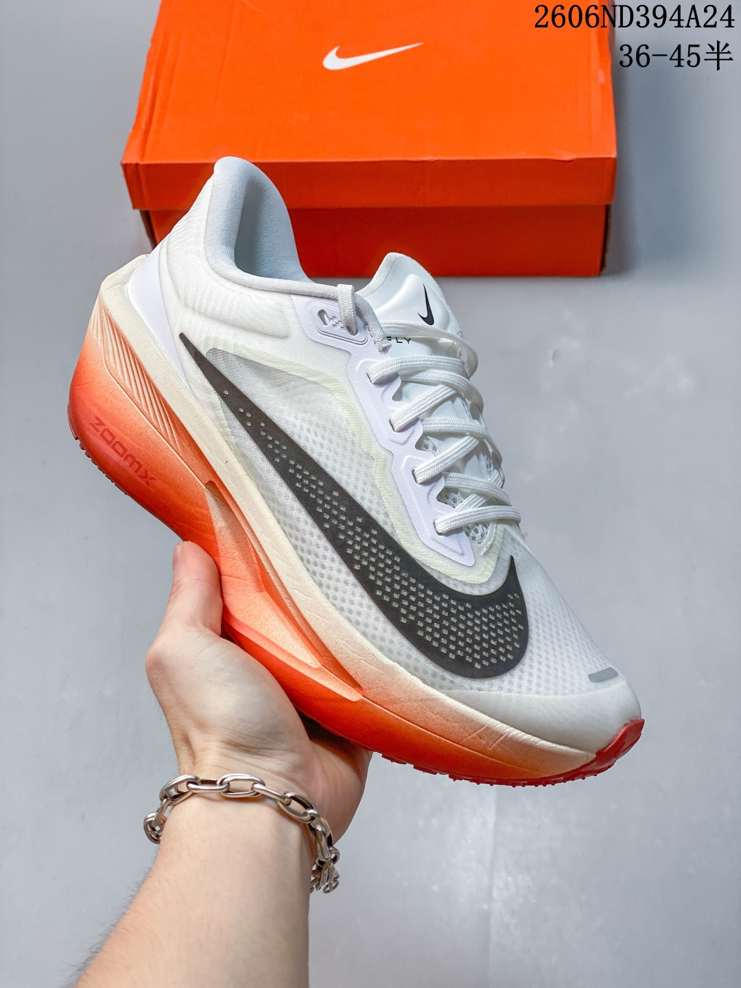 ️NIKEZoom Fly 6 马拉松跑步鞋运动鞋FN8455-001春ZOOM FLY 6 PRM缓震轻便跑步鞋。这款鞋在继承了 Nike Zoom Fly 5 的基础上，承诺为跑者带来更上一层楼的体验。它还继承了 Nike Vaporfly 3 和 Nike Alphafly 3 的设计风格，展现出更为简约和轻盈的外形。尤其是鞋跟部分，进行了重大改造，不仅提升支撑性，也增加了美观度。在 ZoomX 泡棉成功的基础上，Zoom Fly 6 引入更进一步的缓冲系统，为软硬适中和快速响应之间提供更好的平衡，满足长距离跑和短跑的需求。随着鞋跟和整体结构的可能改进，Zoom Fly 6 为跑者提供更好的稳定性和舒适度，这对于需要适应各种地形和跑步条件的跑者来说尤为重要。对于鞋面的改良，使用新的材料或构造技术，以实现更好的贴合和透气性，这将进一步提升鞋子的舒适度和性能。 货号：FN8455 Size:36～45 编号：107018 06ND394A24 image 1