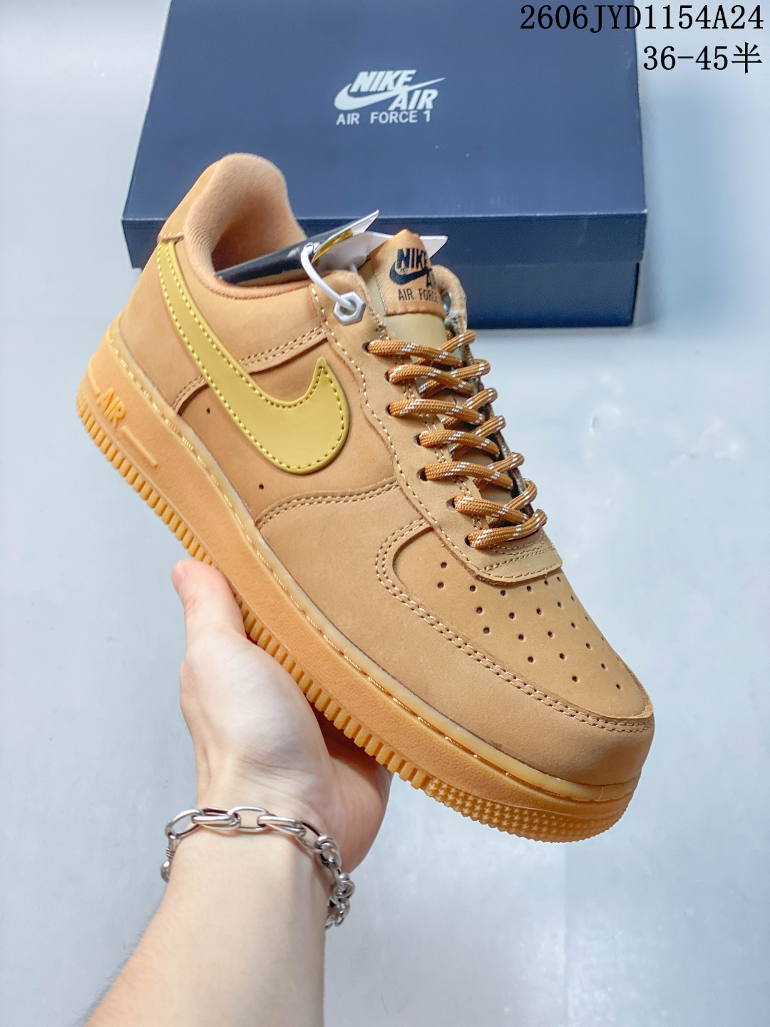【真全头层麂皮】 劳斯莱斯R版-重磅首发💯 AIR FORCE 1 经典小麦配色强势出圈，磨砂麂皮质感细腻高级，全鞋统一暖棕色调自带复古氛围感，同色系Swoosh标识低调耐看，附赠专属R字母金属挂饰增添潮流细节。经典空军一号中底搭载Air气垫，日常走路缓震舒适，生胶防滑外底耐磨耐造，低帮版型不挑穿搭，牛仔裤、工装裤、休闲裙装都能轻松适配，四季实穿，复古党闭眼入的百搭刚需潮鞋。 货号：CJ9179-200 Size：36 36.5 37.5 38 38.5 39 40 40.5 41 42 42.5 43 44 44.5 45 06JYD1154A24 image 1