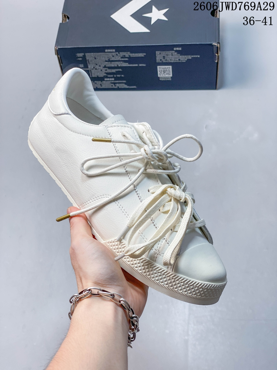 ️ Converse All Star 自从2019年进军篮球鞋市场往后给我们带来了All Star Pro BB Evo和Converse G4，也签约了第三位代言人谢伊-吉尔吉斯-亚历山大，给我们带来了的Converse All Star Pro BB Evo鞋款，相比较BB Low，Evo拥有着更为合理的低帮设计。就BB low的体验来说，从第一次上脚我就对他赋予了高度评价：这是一双训练脚踝力量的神器！但很显然，的Evo提高了鞋帮后势的幅度，看起来安全了很多。整双球鞋带来安全感的也不仅仅只有简单的低帮弧度改良。再设计的鞋面其实是EVO最大的亮点 货号：A18890C 06JWD769A29 image 1