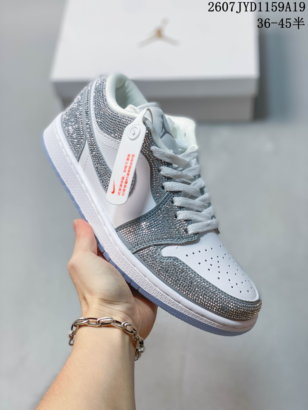 乔丹Air Jordan 1 Low AJ1 乔1 乔丹1代aj1 低帮复古文化休闲运动篮球鞋。该鞋款从 1985 年元年款汲取设计灵感，焕新演绎简约经典外观，让人感到熟悉的同时又颇具新意。缝线细节搭配后跟刺绣 Wings 标志，彰显 JORDAN 品牌与众不同的专属格调。皮革鞋面，塑就出众结构感与耐穿性。鞋底加入 Nike Air 缓震技术，造就轻盈缓震脚感，外底融入橡胶，铸就非凡抓地力，塑就日常佳选，后跟饰有 Wings 标志，鞋头打孔设计，泡绵中底。 类型：男女鞋 货号：DC0774 SIZE: 36 36.5 37.5 38 38.5 39 40 40.5 41 42 42.5 43 44 45 ID: MEDZBL 07JYD1159A19 image 1