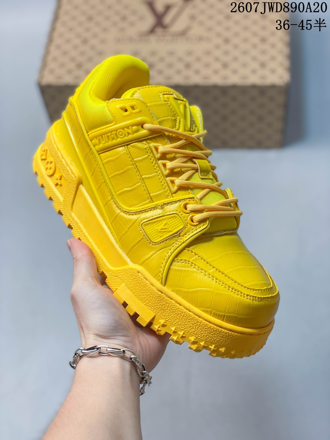 Louis Vuitton Trainer Maxi 小胖丁 圆头系带低帮 厚底板鞋 舒适防滑底和百搭性霸屏整个时尚娱乐圈 细节调整完美主义 鞋面采用柔软皮革鞋面 独家开模大底 侧边采用3D打印标志性Logo 尽显贵族时尚气息 配带全套包装 尺码:36-45 lD:JFD145-HZJ 07JWD890A20 image 1