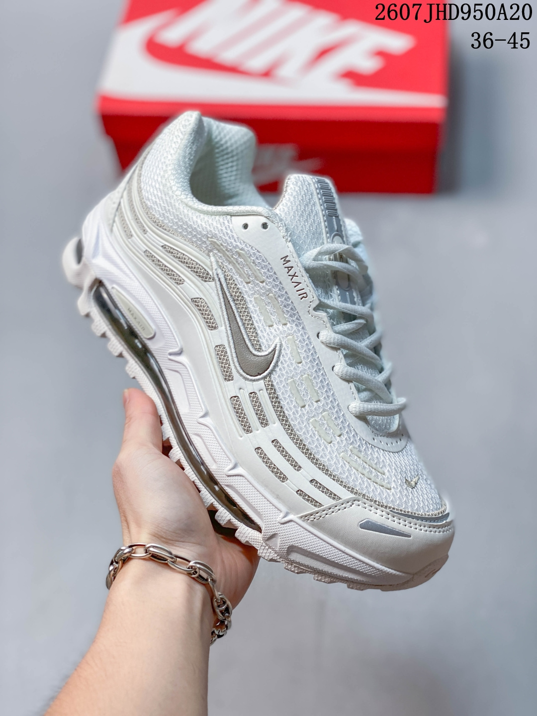 (NIKE)男女子休闲运动鞋 P-6000 Premium 轻便舒适透气防滑缓震耐磨跑步鞋。P-6000 是一款植根于 2000 年代风格的混合款式，让人想起去年再次流行的 Zoom Vomero 5。采用透气网眼布搭配皮革和合成材质覆面，再现 21 世纪早期鞋款外观。活力配色打造时尚外观和运动美学，结合泡棉缓震配置，缔造非凡舒适的日常穿着体验。皮革、织物与合成材质组合鞋面，打造舒适支撑效果。沿袭 Nike Pegasus 25 和 Nike Pegasus 2006 的复古设计风格，泡棉中底，轻盈缓震，缓震鞋垫，带来舒适的足底体验，橡胶外底，铸就非凡抓地力。 货号：BV1021 SIZE:36 36.5 37 38 38.5 39 40 40.5 41 42 42.5 43 44 45 ID:LUCZLB 07JHD950A20 image 1