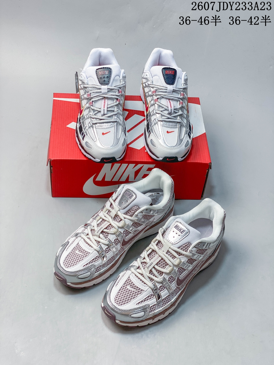 (NIKE)男女子休闲运动鞋 P-6000 Premium 轻便舒适透气防滑缓震耐磨跑步鞋。P-6000 是一款植根于 2000 年代风格的混合款式，让人想起去年再次流行的 Zoom Vomero 5。采用透气网眼布搭配皮革和合成材质覆面，再现 21 世纪早期鞋款外观。活力配色打造时尚外观和运动美学，结合泡棉缓震配置，缔造非凡舒适的日常穿着体验。皮革、织物与合成材质组合鞋面，打造舒适支撑效果。沿袭 Nike Pegasus 25 和 Nike Pegasus 2006 的复古设计风格，泡棉中底，轻盈缓震，缓震鞋垫，带来舒适的足底体验，橡胶外底，铸就非凡抓地力。 货号：IU7549 SIZE: 36 36.5 37.5 38 38.5 39 40 40.5 41 42 42.5 43 44 45 ID: HISZZL 07JDY233A23 image 1