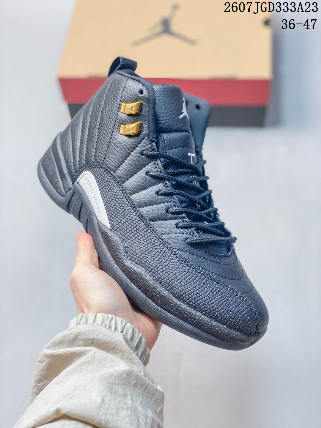 AJ 乔丹12代 Nike Air Jordan 12 Retro 篮球鞋 真碳含气垫 aj12代 复刻男子运动鞋，重现设计师汀克·哈特菲尔德广受赞誉的 1996 年鞋款设计，后者率先将 Zoom Air 缓震配置引入经典系列。鞋面采用优质材料，打造当季潮流风范。优质材质组合鞋面，实现出色耐穿性，泡绵中底搭载全掌型 Zoom Air 缓震配置，塑就出众回弹的缓震效果，碳纤维稳定片，橡胶外底。 码数：40-48含 07JGD333A23 image 1