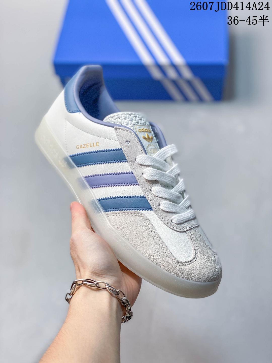Adidas Originals Gazelle Indoor复古三叶草防滑橡胶板鞋经典运动鞋。这款经典鞋,忠于设计,缀撞色三条纹和鞋跟饰片。采用柔软透气皮革鞋面,穿着舒适,搭配生胶外底,风格复古。用不同材料制作这款修长复古的从1970年代开始就很受欢迎的网球鞋。Gazelle Indoor拥有包边更宽的T字型鞋头，Gazelle开始将皮革材质引入训练鞋设计之中，从而减轻了运动员双脚的负担。当年这一改动也是为了更好的保护运动员的前掌，以及Gucci x Adidas Gazelle 系列就是以该鞋型为蓝本打造。• 常规型剪裁• 系带设计• 皮革鞋面• 织物衬里；生胶全包大底• 舒适OrthoLite®鞋垫• 脚感舒适。 货号：IG1643 SIZE：35 36 36⅔ 37⅓ 38 38⅔ 39⅓ 40 40⅔ 41⅓ 42 42⅔ 43⅓ 44 45 ID：FDDZLL 07JDD414A24 image 1