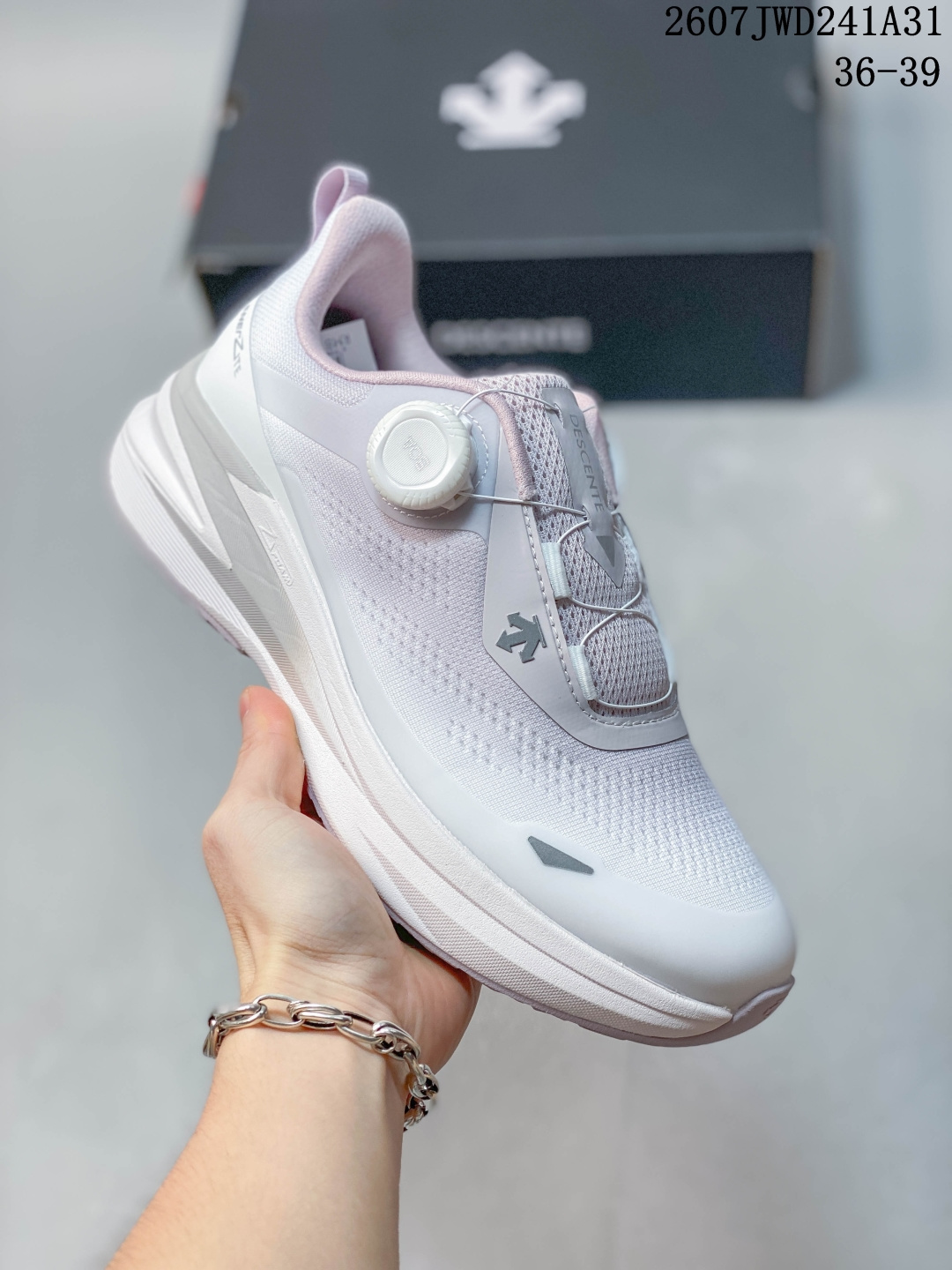 Descente Lavitate Wire 3.0 渐变紫 休闲运动覆盖越野跑鞋 上架实拍 官方同步上架 适合技术路线单日徒步穿着 aeriosflgtx鞋受到长途野外跑步鞋的启发 适合在变化的地形上进行快速轻快的徒步旅行穿着，舒适而有支撑性，使您充满信心。该设计与脚部融为一体，可最大限度地减少摩擦，采用gore隐形适体(invisiblefit)技术，更轻薄舒适。敏捷、稳定和技术路线上的自信源于vibram® megagrip外底、压缩eva内底以及一体的tpu。重量约:275g技术特点防水透气轻量耐磨鞋子鞋外底结构vibram®megagripM橡胶化合材料耐用柔软鞋子结构tpu鞋头可防磨损压缩eva泡沫内底以及一体的tpu铁芯提高了灵活性和稳定性，使您充满信心鞋子衬垫结构4mm厚or模制插片材料gore-tex薄膜tpu高耐磨保护膜cordura®网眼布 尺码：36 36.5 37 38 38.5 39 40 07JWD241A31 image 1