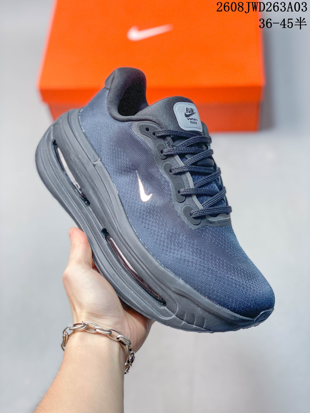 Nike VOMERO PREMIUM 舒适减震防滑 低帮跑步鞋 全掌ReactX泡绵中底 前掌和后跟还配备了Air Zoom气垫单元 据说跑起来更快更舒适哦 这次最大的升点 首次引入了ReactX泡绵 货号:IQ0627-001 尺码:36 36.5 37.5 38 38.5 39 40 40.5 41 42 42.5 43 44 45 ID:JGD145-SDK 08JWD263A03 image 1
