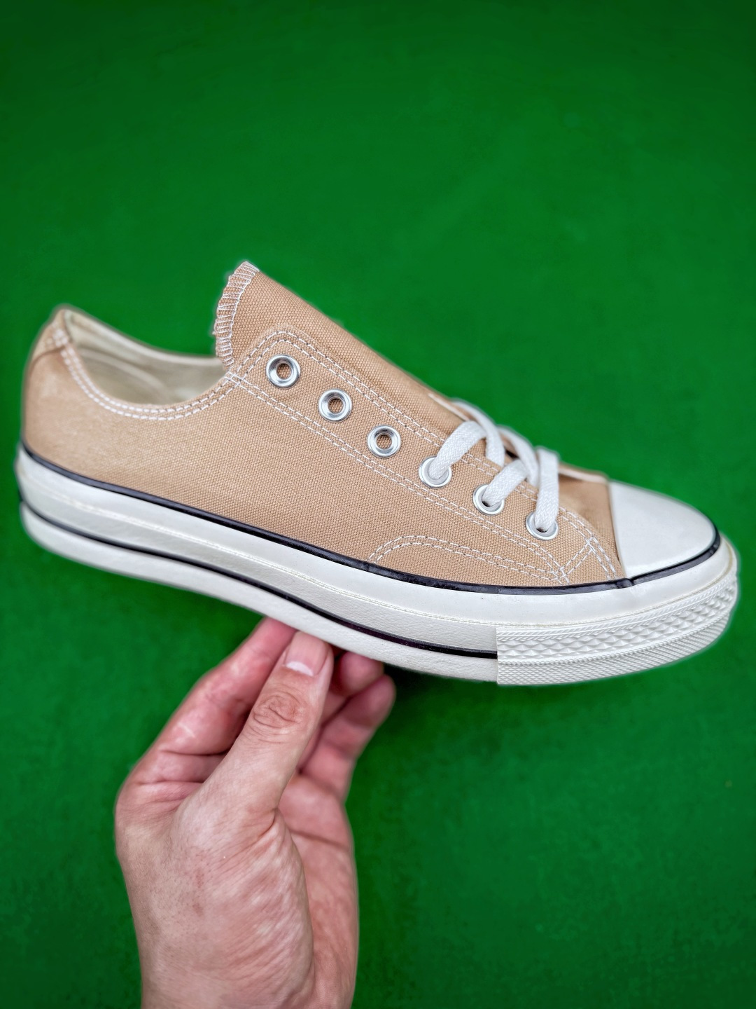 虎扑 区别市面通货 双围条小头Converse Chuck 70高帮帆布鞋，采用扎实耐磨的帆布打造鞋身，经典高低帮版型可以修饰腿部线条，金属鞋眼搭配棉质鞋带，穿脱灵活且贴合脚面，鞋头采用橡胶包头，有效防磕碰，鞋身保留标志性明线车缝工艺，细节质感突出。中底搭载加厚橡胶结构，脚感柔软，缓震表现优于基础款，侧边饰有细黑线条，外底是标志性的菱形颗粒橡胶纹路，防滑耐磨，兼顾日常行走的实用性，复古的版型适配多种穿搭风格，，不管是日常通勤、休闲出街都很合适，长久穿着不易快速疲劳，是百搭耐看的经典复古帆布鞋。Size 35 36 36.5 37 37.5 38 39 39.5 40 41 41.5 42 42.5 43 44 45 46 image 1