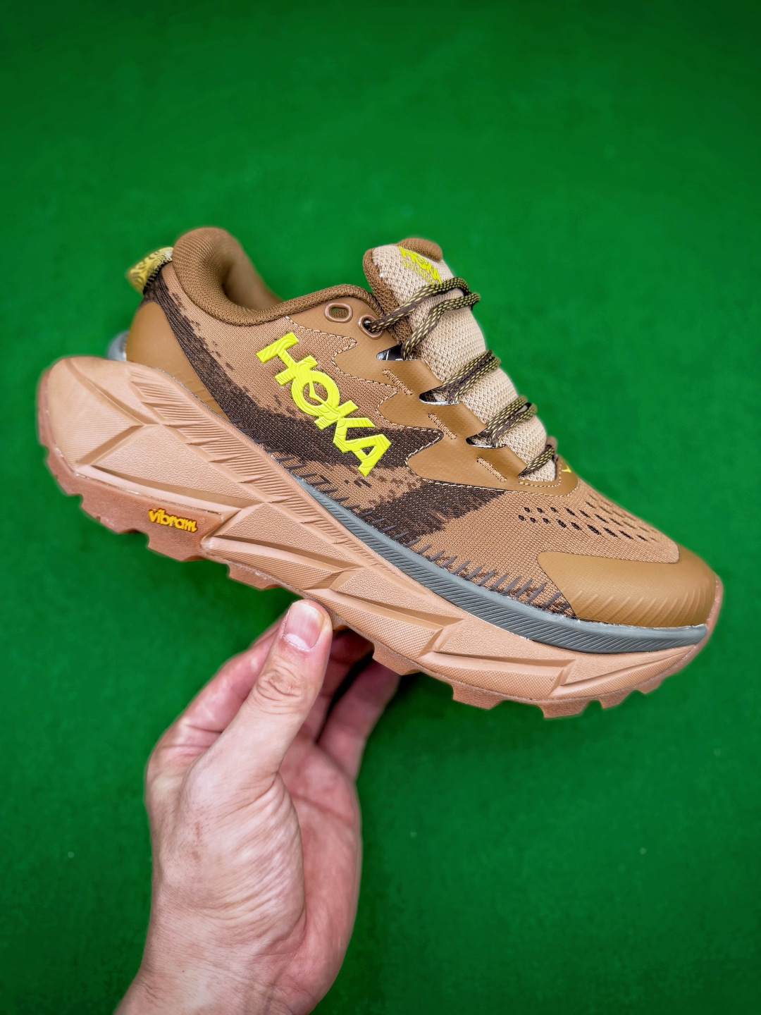 HOKA Skyline Float X，鞋身采用轻量化工程提花网布打造，细密冲孔结构保障空气流通，兼顾抗撕裂性能与长效透气表现，鞋头区域搭配热压防护贴片，抵御户外碎石磕碰，加固鞋面结构；传统系带系统搭配多组加固鞋眼，可自主调节包裹松紧，后跟设置提拉织带，方便快速穿脱；中底采用品牌高弹发泡材质，立体几何切割造型优化支撑稳定性，能够高效吸收落地冲击，兼顾长距离行进的缓震反馈；外底搭载Vibram专业橡胶大底，搭配深齿多向防滑纹路，在碎石、土路等复杂路面提供可靠抓地力，整体融合专业户外徒步性能与简约高的外观，适配山野徒步、户外探索以及城市机能穿搭场景。Size 36 36.5 37 38 38.5 39 40 40.5 41 42 42.5 43 44 45 image 1