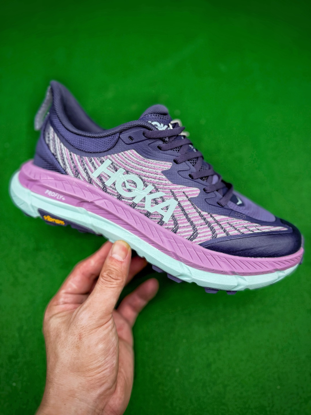 HOKA Mafate Speed 4，鞋身采用抗撕裂工程提花织物打造，编织纹理细密扎实，兼顾轻量化表现与优良的透气性能，热压补强结构分布于鞋头与鞋身受力区域，提升鞋面支撑性，抵御户外碎石剐蹭；传统多组鞋带孔系统，可自由调节包裹松紧，后跟填充高密度泡棉，搭配提拉织带，优化后跟贴合度与穿脱效率；中底搭载PROFLY+双层发泡材质，高低密度泡棉组合，兼顾落地缓震与蹬伸推进力，厚底构型能够有效吸收长距离越野行进的冲击力；外底采用Vibram专业防滑橡胶，搭配深邃多向锯齿纹路，在泥泞山路、碎石坡面等复杂非铺装路面实现稳定抓附，整体专为长距离越野跑设计，强悍的户外性能同时兼具潮流机能质感，适合山野越野、长途徒步以及城市户外穿搭。Size 36 36.5 37 38 38.5 39 40 40.5 41 42 42.5 43 44 45 image 1
