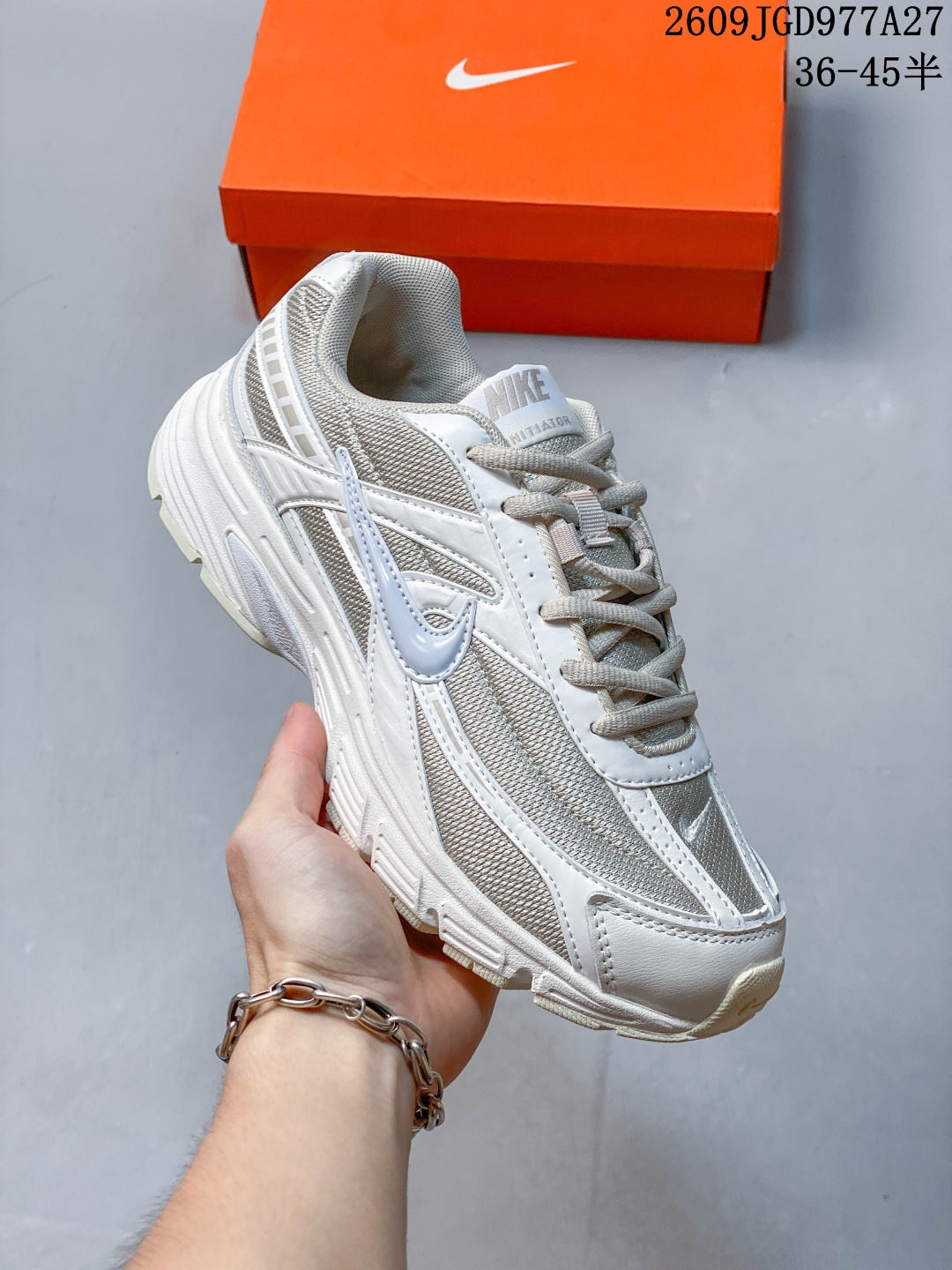 Nike Initiator 复古老爹跑鞋 复古风老爹鞋，千禧年经典回归，穿搭氛围感神器！ 网布拼接人造革鞋面，透气同时兼顾支撑性，不易闷脚，一年四季都能穿。 多层叠加中底设计，自带自然增高效果，悄悄拉长腿型，上脚显腿细。 鞋底纹路立体深刻，防滑耐磨，日常走路、短途出行稳定性拉满。 鞋身复古线条感十足，层次丰富，不管搭配牛仔裤、卫裤、半身裙都很出彩。 鞋口海绵填充饱满，包裹感柔和，长时间走路也不容易磨脚。 ，搭配也超合适👫 09JGD977A27 image 1