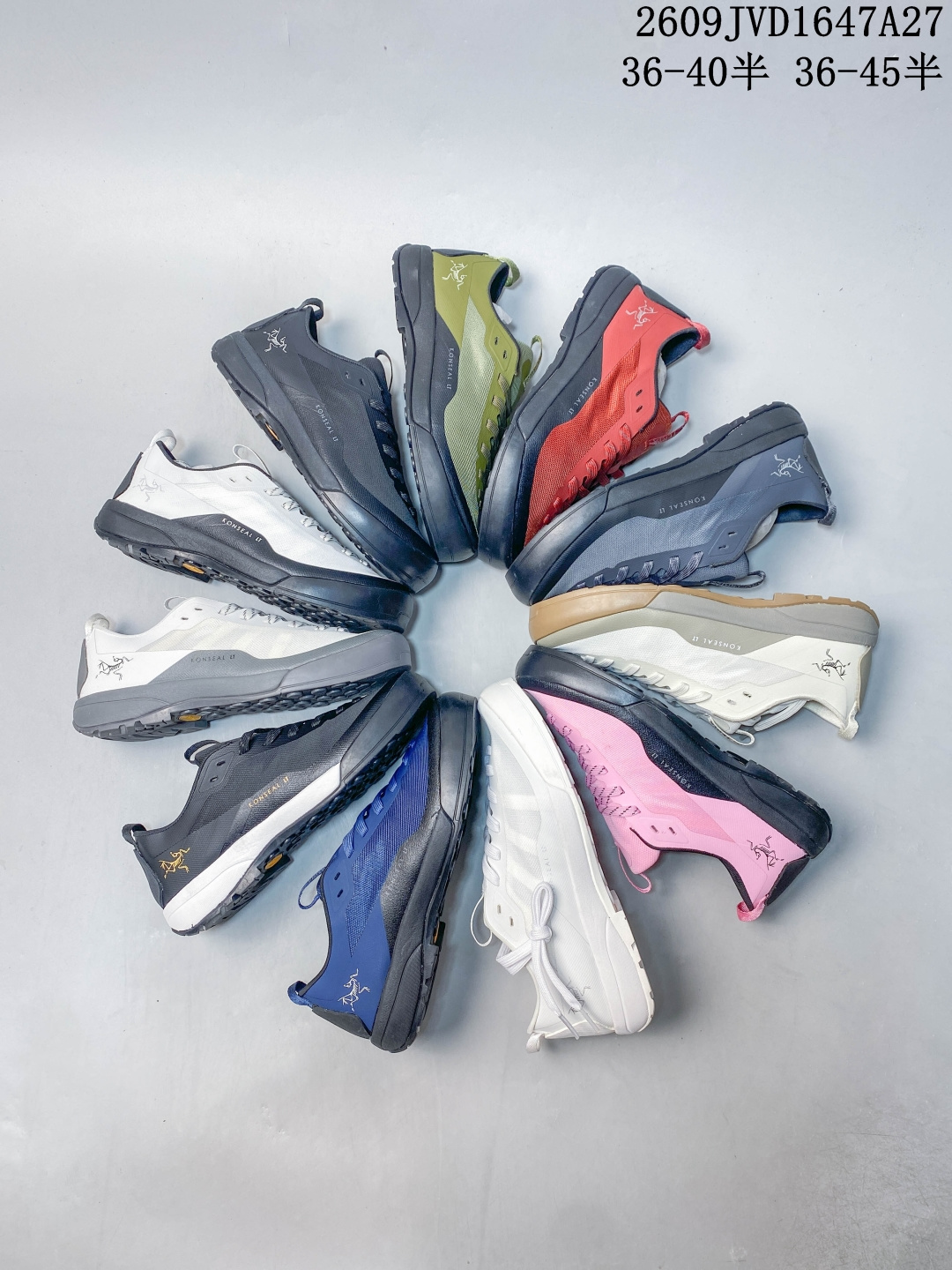 Arc'teryx 始祖鸟户外登山徒步鞋 专业户外机能鞋款，红黑撞色设计，硬核山系风格！ 耐磨工程织物鞋面，抗撕裂兼顾透气，有效阻挡碎石剐蹭。 一体式鞋帮包裹感强，稳固贴合脚踝，行走不易崴脚。 加厚防滑橡胶大底，深齿纹路设计，抓地力强悍，碎石路、湿滑路面都能 hold 住。 中底缓震支撑，长时间徒步登山，减轻双脚负担。 山系穿搭首选，户外徒步、爬山露营、日常 cityboy 穿搭都合适。 ，户外爱好者必入👫 09JVD1647A27 image 1