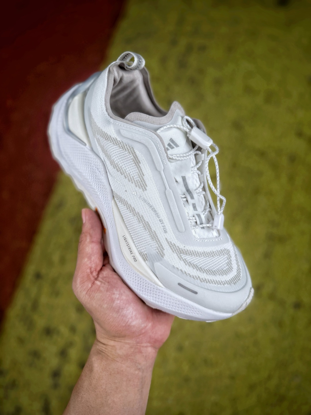 Adidas Holo Peak，鞋身采用工程提花抗撕裂网布，搭配多层热压塑形贴片加固鞋身轮廓，强化鞋头与侧向受力区域的防护能力，兼顾透气表现与户外抗剐蹭性能；快速调节锁扣鞋带系统，可一键收紧鞋仓，适配动态足部变化，鞋口内置高密度泡棉衬垫，后跟增设提拉织带，提升穿脱便捷度；中底采用轻量化高弹发泡材质，立体分层结构兼顾缓震回弹与侧向支撑，有效分散落地冲击力，稳定足部姿态；外底搭载Continental马牌橡胶，立体多向锯齿纹路，干湿路面都拥有可靠抓地效果，整体融合硬核户外机能设计与简约高质感，适合山野徒步、轻越野出行以及城市机能穿搭场景。Size 36 36.5 37 38 38.5 39 40 40.5 41 42 42.5 43 44 45 image 1