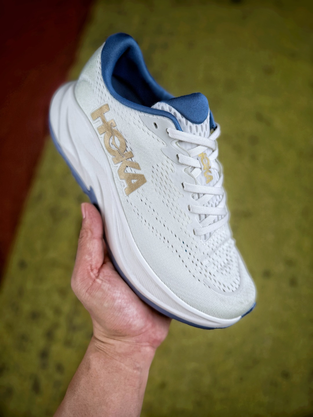 芯片‼️ HOKA Clifton 9，鞋身采用高密度工程网眼面料，布满均匀透气网孔，能够快速疏导鞋内热气，长时间上脚依旧保持干爽，鞋身搭配轻量化热压标识，在加固鞋面结构的同时不会增加多余重量；传统系带系统可以自由调节包裹松紧，鞋仓内柔软泡棉内衬，贴合脚踝不磨脚；中底使用品牌标志性高弹缓震发泡材料，厚实的中底结构带来柔和脚感，流畅的滚动弧度助力每一步迈步，有效吸收落地带来的冲击力；外底采用耐磨橡胶材质，重点受力区域做加厚处理，兼顾持久耐磨性与平稳抓地力，整体偏向均衡舒适的路跑调校，适合日常慢跑、长距离路跑训练以及城市休闲通勤穿搭。Size 36 36.5 37 38 38.5 39 40 40.5 41 42 42.5 43 44 45 image 1