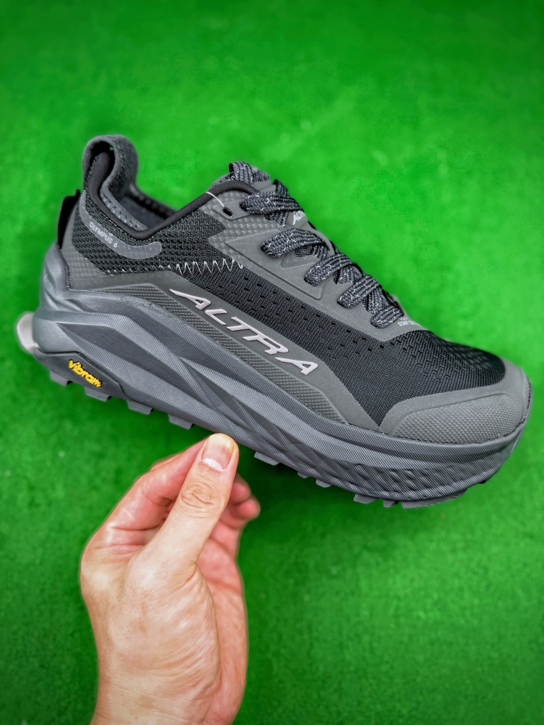 ALTRA Olympus 6 越野跑鞋，鞋身采用高强度透气工程网布，质地轻盈耐撕裂，热压护条加固鞋头，阻挡碎石磕碰；传统编织鞋带系统，可灵活调节包裹松紧，鞋口织物衬垫提升脚踝舒适度；品牌标志性零落差宽楦中底，加厚高弹发泡材料，长距离越野拥有充沛缓震，减轻下肢压力，侧向支撑稳定；外底搭载Vibram防滑橡胶，立体深齿纹路，在碎石山路、湿滑泥土面抓地性能出众，耐磨抗造，适合长距离越野赛事、山野徒步与户外机能穿搭。Size 36 36.5 37 38 38.5 39 40 40.5 41 42 42.5 43 44 44.5 45 46 47 image 1