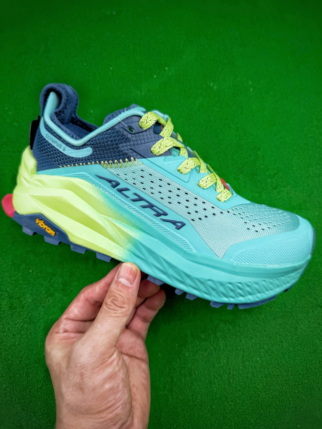 ALTRA Olympus 6 越野跑鞋，鞋身采用高强度透气工程网布，质地轻盈耐撕裂，热压护条加固鞋头，阻挡碎石磕碰；传统编织鞋带系统，可灵活调节包裹松紧，鞋口织物衬垫提升脚踝舒适度；品牌标志性零落差宽楦中底，加厚高弹发泡材料，长距离越野拥有充沛缓震，减轻下肢压力，侧向支撑稳定；外底搭载Vibram防滑橡胶，立体深齿纹路，在碎石山路、湿滑泥土面抓地性能出众，耐磨抗造，适合长距离越野赛事、山野徒步与户外机能穿搭。Size 36 36.5 37 38 38.5 39 40 40.5 41 image 1