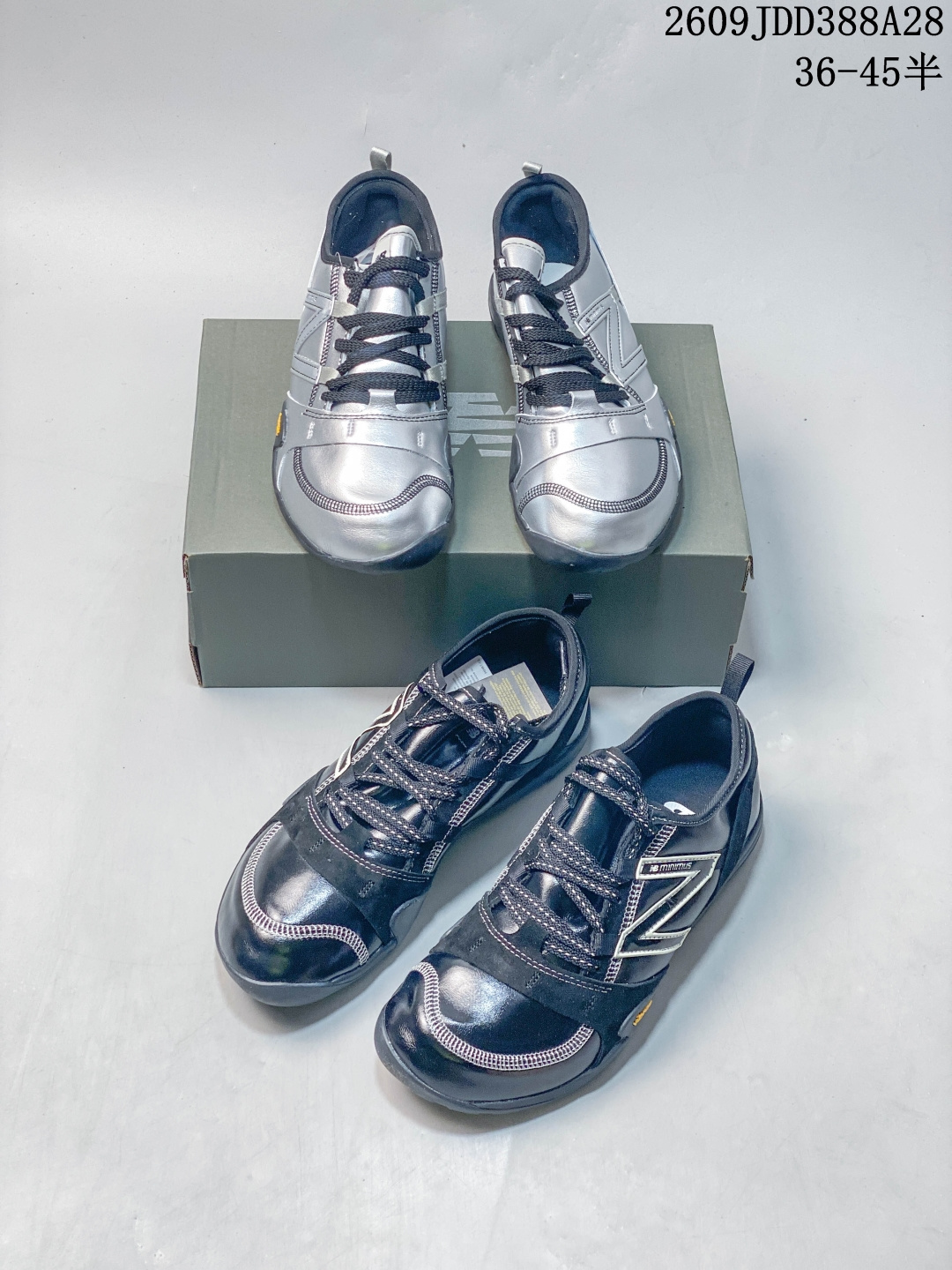 New Balance 黑皮拼接复古休闲鞋 亮面皮革 + 翻毛皮拼接，白色明线勾勒轮廓，侧边大 N 标识，辨识度拉满！ Vibram 防滑橡胶大底，抓地力强悍，鞋型偏利落，包裹感舒适。 复古户外风，线条精致，兼顾穿搭颜值与实穿性，工装裤、休闲裤轻松搭配。 09JDD388A28 image 1