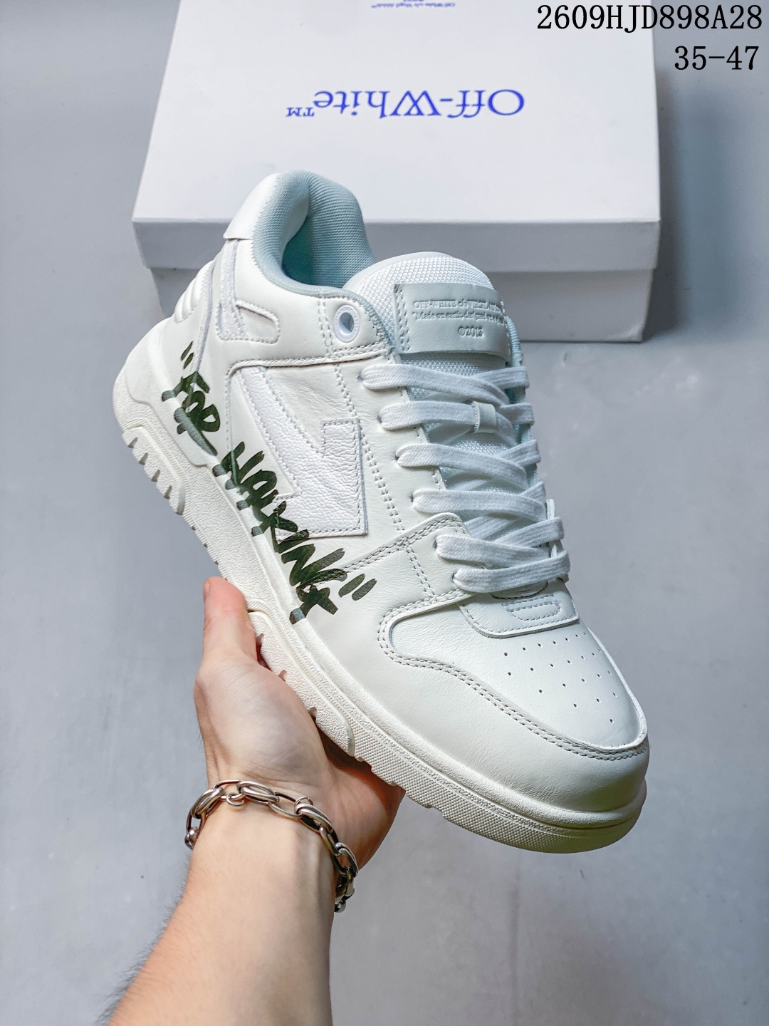 Off-White 低帮休闲板鞋 经典街头解构风格，侧边涂鸦标语辨识度超高级 细腻头层皮革打造，走线工整，细节拉满 厚实橡胶大底，防滑耐磨，长时间走路无压力 简约鞋型不挑穿搭，街头风、日常通勤都能驾驭 ，大码友好 09HJD898A28 image 1