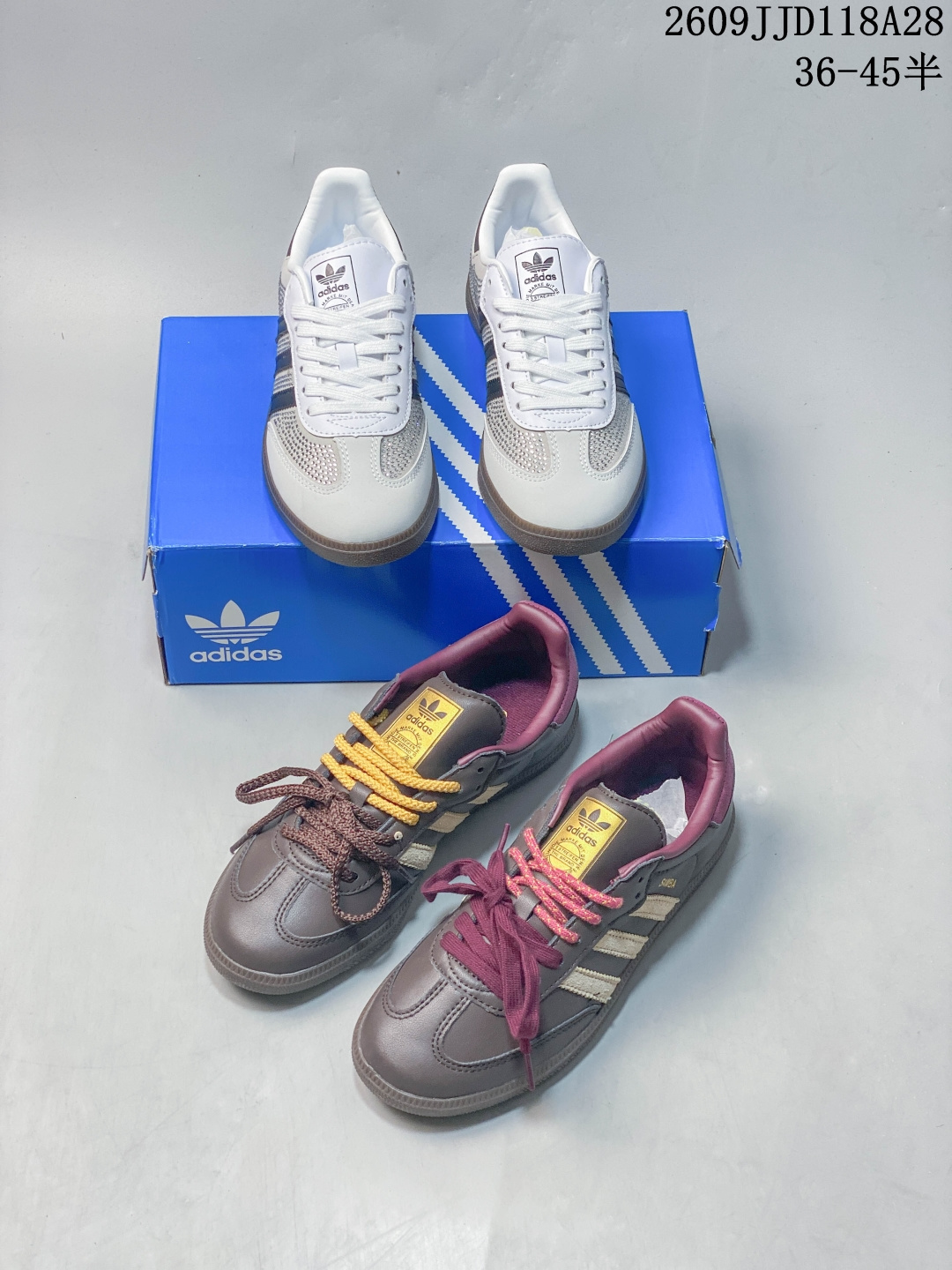 Adidas Samba 经典德训鞋｜鞋柜里必不可少的复古神鞋 火遍全网的经典版型，多年热度不减，真的百搭到离谱！ 鞋型剪裁利落流畅，上脚自带修饰脚型效果，视觉显脚瘦，不挑脚型。 不管搭配牛仔裤、休闲裤、半身裙、工装裤都能完美适配，通勤、逛街、约会、日常出街全部 hold 住。 鞋底柔韧有质感，上脚轻盈不压脚，长时间走路也不容易累脚，告别磨脚烦恼。 ，一起穿氛围感直接拉满 09JJD118A28 image 1