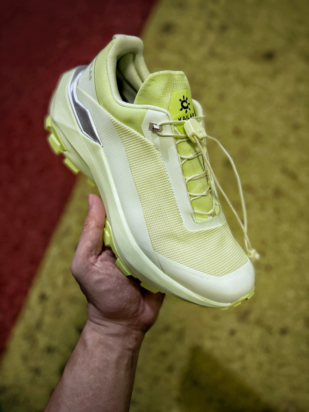 KAILAS 界山 GTX BOA低帮徒步鞋，鞋身采用高密度抗撕裂工程织料，搭配GORE‑TEX防水透气科技，既能阻挡雨水、露水渗入，又可以快速排出鞋内湿气，鞋头加厚热压防护层，有效抵御碎石磕碰剐蹭；搭载BOA L6旋钮快速系带系统，一键精准调节松紧，跑动或长距离行走时不易松脱，穿脱更加省时省力；中底运用ANTI‑IMPACT抗冲击缓震技术，兼顾轻量化与支撑性，落地缓冲效果出色，足弓侧向加固设计提升山路稳定性，减轻长时间徒步的足部负担；外底采用专业Vibram防滑橡胶大底，搭配立体多向深齿纹路，在湿滑岩石、泥土山路都能保持可靠抓地力，耐磨持久，适合轻装登山、长线徒步、山野旅行以及城市户外机能穿搭。Size 36 37 38 39 40 41 42 43 44 45 46 image 1