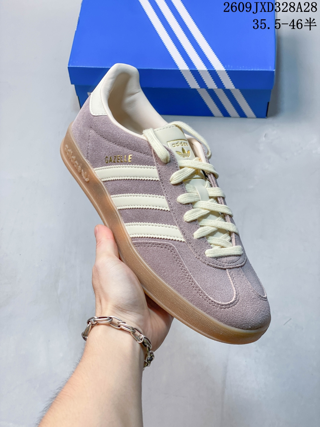 ADIDAS ORIGINALS TOKYO 经典舒适 防滑耐磨 低帮 板鞋 女款 一双封神｜复古薄底鞋美到犯规啦薄底鞋是今年的流行趋势，这双tokyo我想也会是大家的心头肉之一整体鞋面采用舒适绒面革材质，搭配窄版鞋型和低帮设计，整体偏修长，非常适合高高瘦瘦的女生穿～鞋底上，采用一片式的大底，尽量走没有水的路面哦。舒适性不用担心，完全合脚，鞋楦刚刚好。搭配方面。不管是搭牛仔/碎花裙/阔腿裤都好有腔调，春夏季节可以说是随心配#底越薄越时髦 #鞋底越薄越时髦 #鞋底越薄越时尚 #薄底 #百搭休闲板鞋。 货号：KJ7524 SIZE: 36 36⅔ 37⅓ 38 38⅔ 39⅓ 40 40⅔ 41⅓ 42 42⅔ 43⅓ 44 45 ID: HISZZL 09JXD328A28 image 1