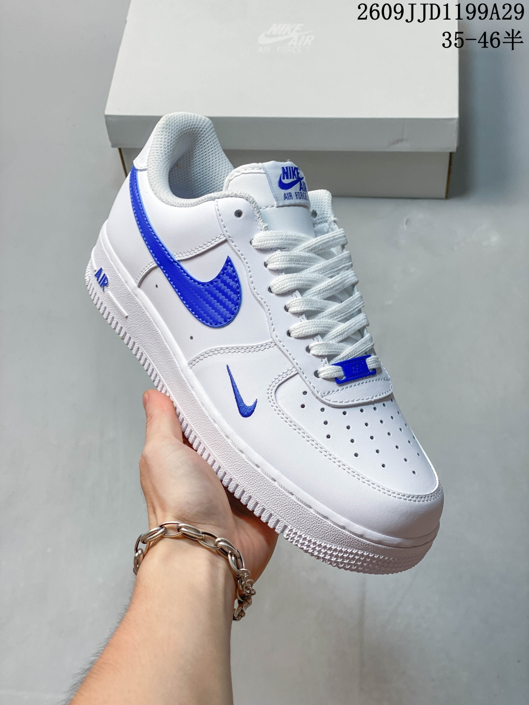 Nike Air Force 1 白蓝双勾空军一号 经典空军一号上新！干净白基底搭配亮眼蓝色碳纤大 Swoosh + 鞋身刺绣小勾，双勾设计细节感拉满。 优质皮革鞋面，质感细腻好打理，低帮版型不挑腿型。 内置 Air 气垫，脚感柔软，日常走路舒适。 白蓝清爽配色，百搭不出错，穿搭首选。 尺码 35-46 半，多色可选，日常通勤、校园穿搭闭眼入！ 09JJD1199A29 image 1