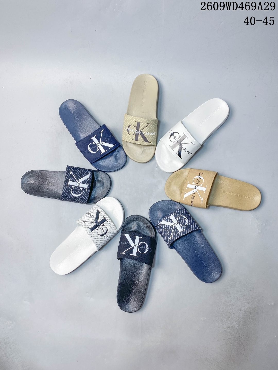 Calvin Klein Jeans 满印一字拖 高感卡其色凉拖上新🤎满印 CK 字母底纹，搭配立体浮雕 CK 大 logo，低调有辨识度。 一体成型软胶材质，上脚柔软不磨脚，防滑纹路鞋底，居家、海边、出门取快递都合适。简约轻奢风，男士日常百搭。 尺码 40-45，多色可选！ 09WD469A29 image 1