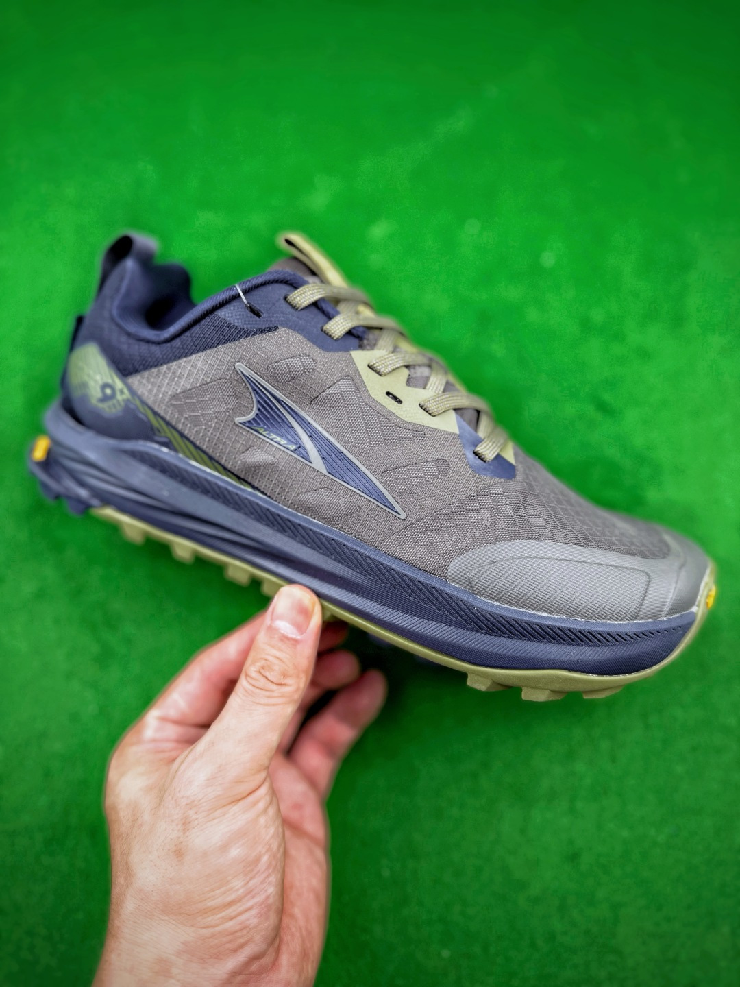 Altra Lone Peak 9+ 孤峰9+全地形越野跑鞋，鞋身采用抗撕裂方格织料拼接透气网布打造，鞋头搭配加厚热熔加固层，有效抵御户外碎石磕碰，内里延续品牌标志性宽楦鞋仓设计，给予前掌自然舒展空间，零落差脚型调校帮助还原更贴合原生步态的落地感受。中底使用高弹EVA发泡材质，兼顾长距离缓震与路面反馈，不易过度卸力；搭载Vibram®防滑橡胶外底，立体深齿纹路在泥土、砂石、湿滑山路都能锁住抓地力，无论是山野徒步、越野训练还是日常户外风穿搭都很适配.Size 39 40 40.5 41 42 42.5 43 44 45 46 image 1
