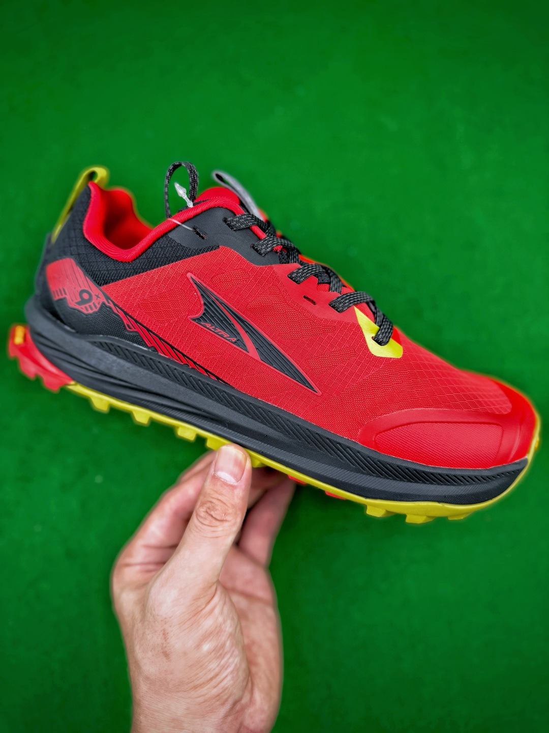 Altra Lone Peak 9+ 孤峰9+全地形越野跑鞋，鞋身采用抗撕裂方格织料拼接透气网布打造，鞋头搭配加厚热熔加固层，有效抵御户外碎石磕碰，内里延续品牌标志性宽楦鞋仓设计，给予前掌自然舒展空间，零落差脚型调校帮助还原更贴合原生步态的落地感受。中底使用高弹EVA发泡材质，兼顾长距离缓震与路面反馈，不易过度卸力；搭载Vibram®防滑橡胶外底，立体深齿纹路在泥土、砂石、湿滑山路都能锁住抓地力，无论是山野徒步、越野训练还是日常户外风穿搭都很适配.Size 39 40 40.5 41 42 42.5 43 44 45 46 image 1