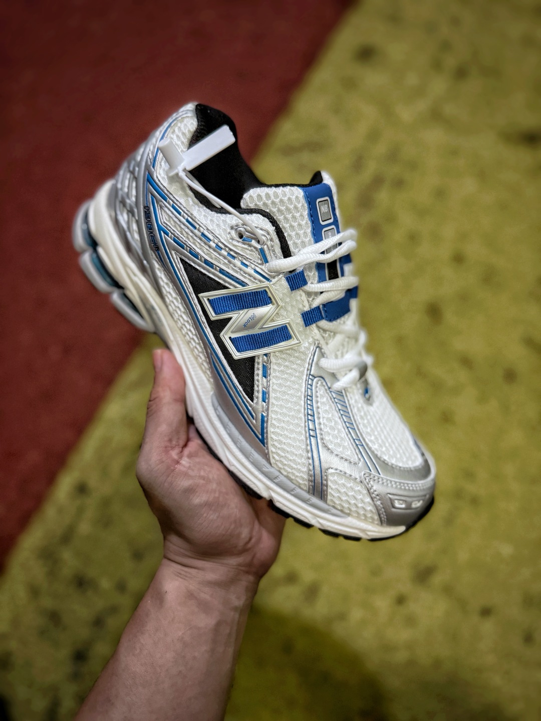 福利‼️ New Balance 1906R，经典千禧复古跑鞋，鞋面采用高弹工程网眼搭配亮面合成革与金属质感饰层，多层立体裁片与走线结构还原复古竞速轮廓，标志性织带N字标识辨识度十足；鞋仓内里搭载高密度透气织物，鞋舌填充厚实柔软，鞋带辅以固定织带设计，可精准贴合锁定脚背；中底植入N‑ergy缓震单元搭配后跟独立避震模块，兼顾步行回弹与长时间穿着支撑力，有效消解路面冲击力；外底采用加厚耐磨橡胶，深浅复合纹路强化干湿地面抓地表现；整体鞋型自带修饰比例效果，复古机能调性适配日常通勤、街头穿搭与轻运动场景。 Size 36 36.5 37 37.5 38 38.5 39 40 40.5 41.5 42 42.5 43 44 45 HUX1906 image 1
