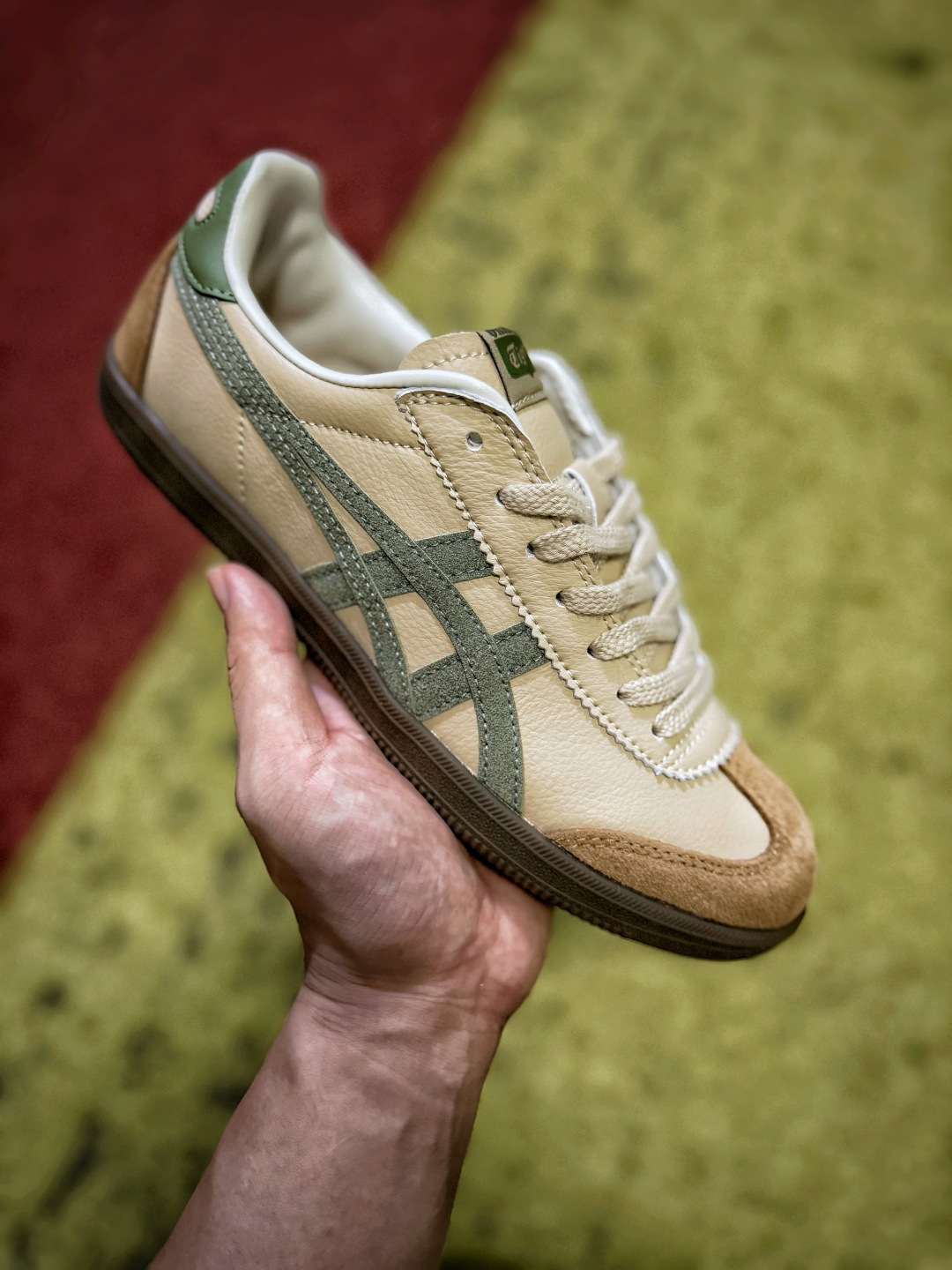 Onitsuka Tiger鬼塚虎Tokuten，鞋身采用细腻荔枝纹皮革打造，质感柔和挺括，经典侧边条纹标识辨识度拉满，精致车线工艺加固鞋身，兼顾耐用性；经典低帮板鞋版型，搭配白色扁平鞋带，可自由调节松紧，鞋内柔软织物内衬，上脚舒适不磨脚；中底为轻量化橡胶材质，脚感平顺，生胶外底带有细密防滑纹路，行走稳固耐磨；整体复古德训风格，简约百搭，适合日常通勤、街头休闲穿搭，轻松适配各类服饰搭配。 Size 36 36.5 37 38 38.5 39 40 40.5 41 42 42.5 43 44 45 2026100303 image 1