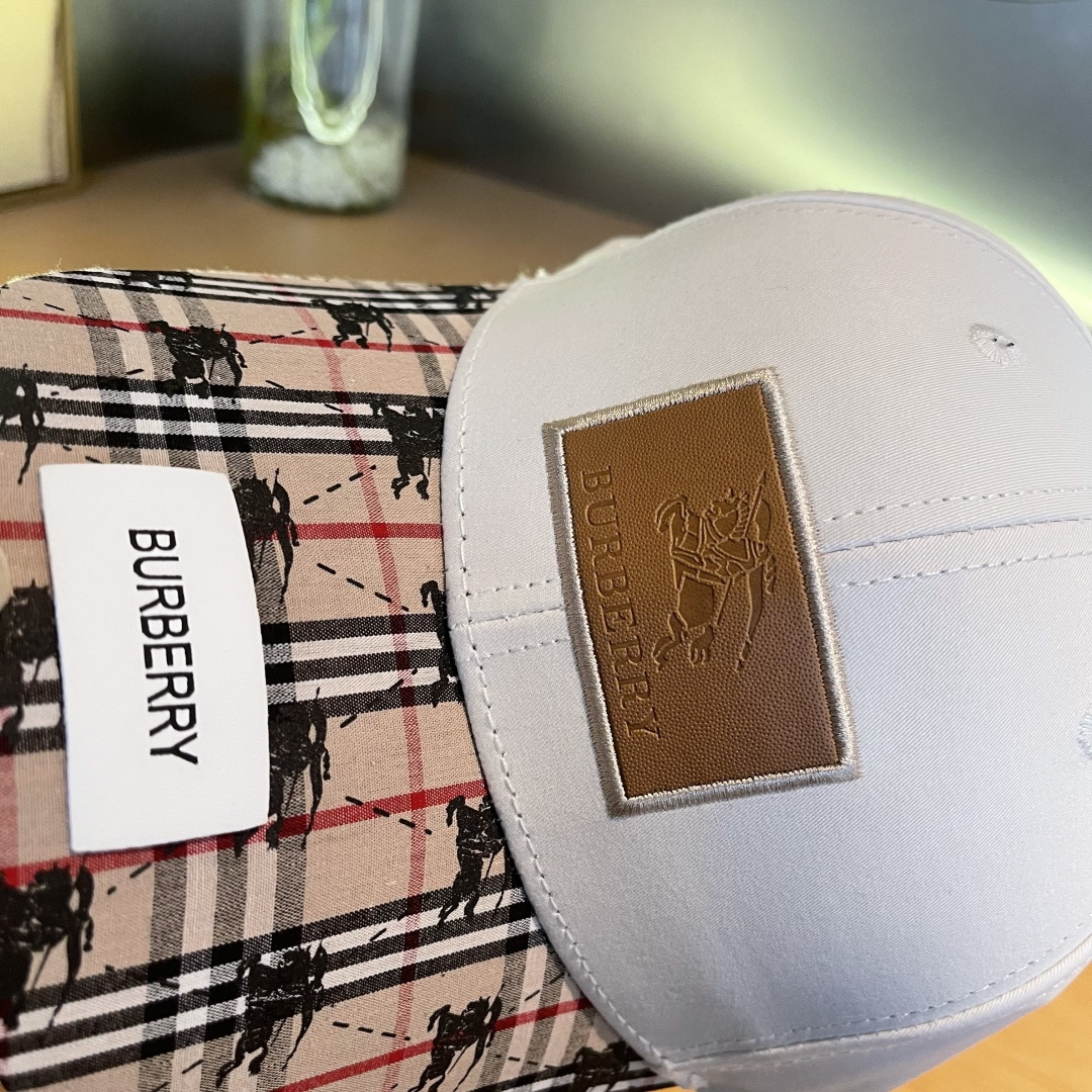  Burberry（巴宝莉）专柜爆款原单棒球帽，11开模订制，立体刺绣，精致无暇！100%纯棉面料，原厂
