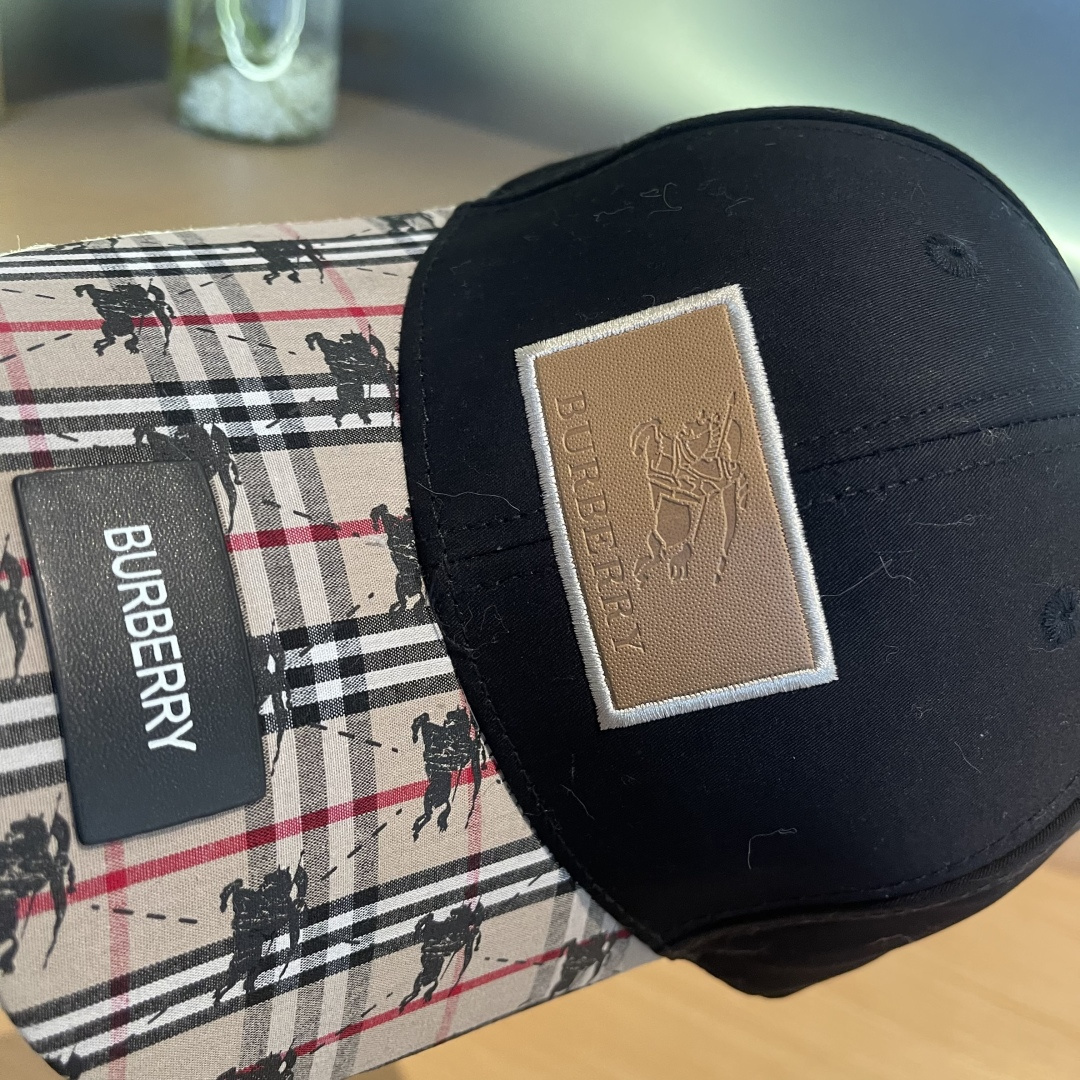  Burberry（巴宝莉）专柜爆款原单棒球帽，11开模订制，立体刺绣，精致无暇！100%纯棉面料，原厂