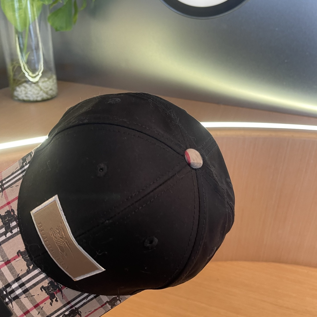  Burberry（巴宝莉）专柜爆款原单棒球帽，11开模订制，立体刺绣，精致无暇！100%纯棉面料，原厂