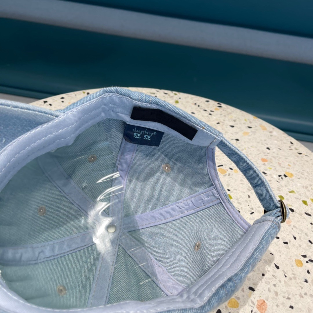  普拉达 春夏牛仔棒球帽
这款真的要推荐给你们，气质又随意，牛仔布面料百搭又耐看，不挑脸型和头型，超显脸